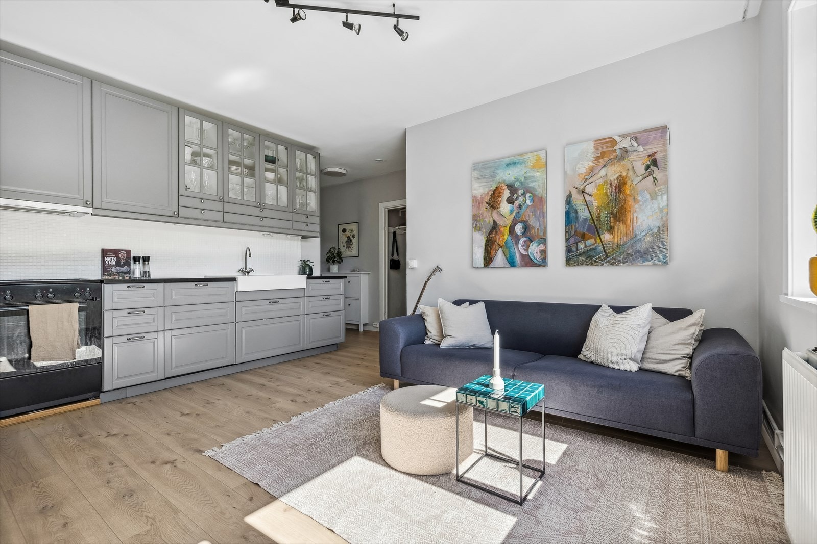 Den åpne stue-kjøkken løsningen fremmer en sømløs overgang mellom matlaging og underholdning, og skaper en innbydende arena for både kulinariske eksperimenter og sosiale stunder. Galleribilde