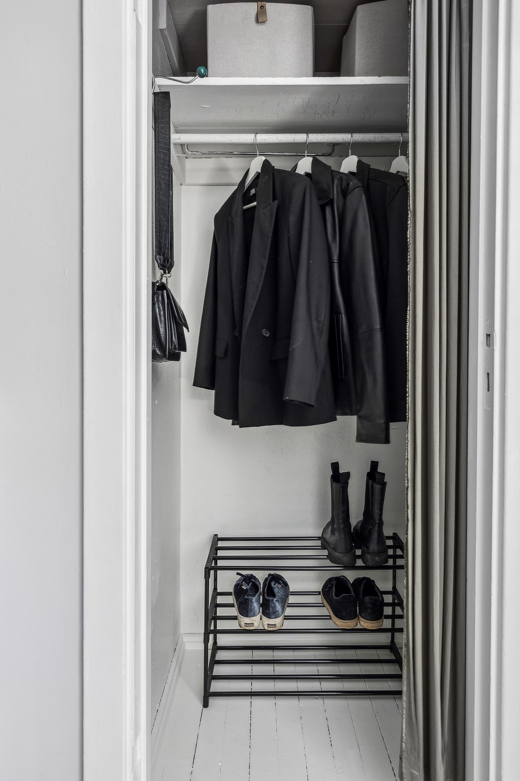 I tilknytning entréen har du også ekstra oppbevaringsplass i bod/walk-in closet. Galleribilde