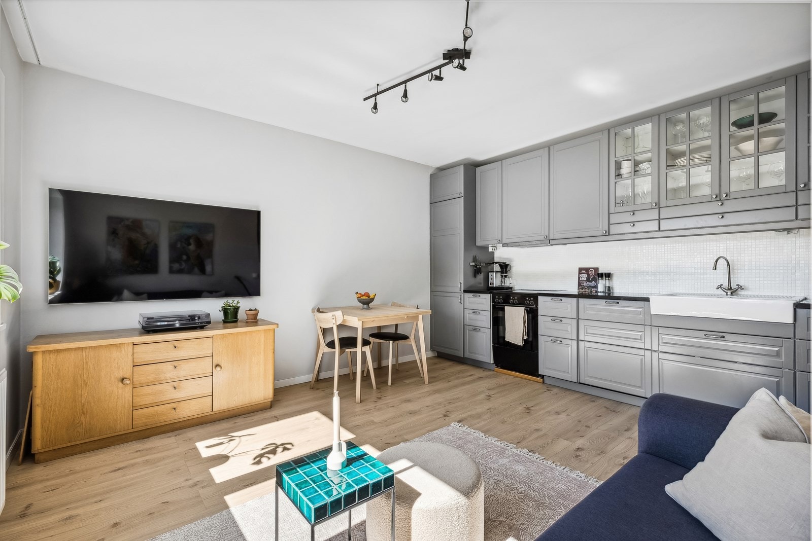 Her har du en god løsning med stue og spisestue som inviterer til sosialt samvær. Galleribilde