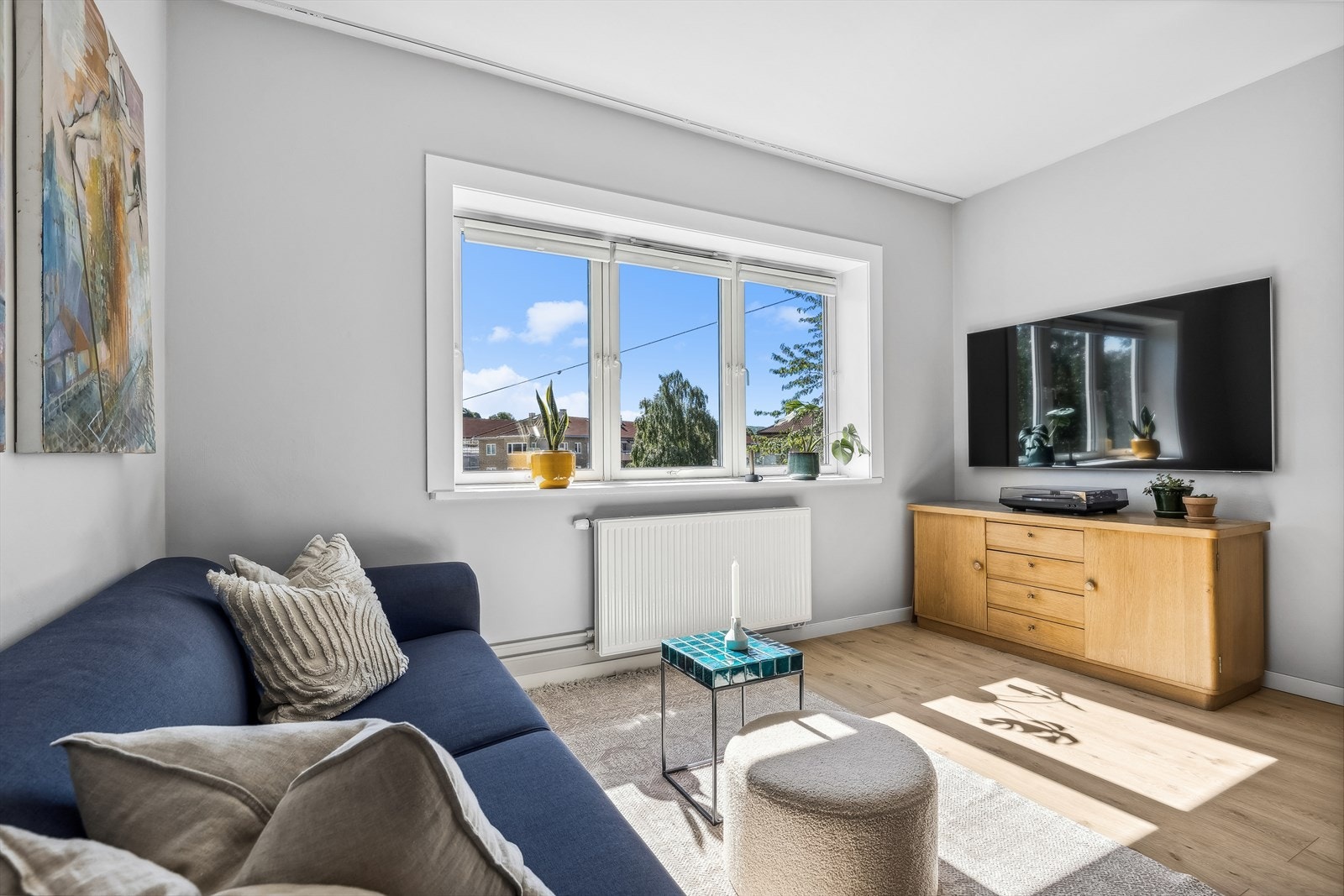 Leiligheten har delikat fargevalg og moderne laminatgulv, som gjør det enkelt å innrede leiligheten etter eget ønske. Galleribilde