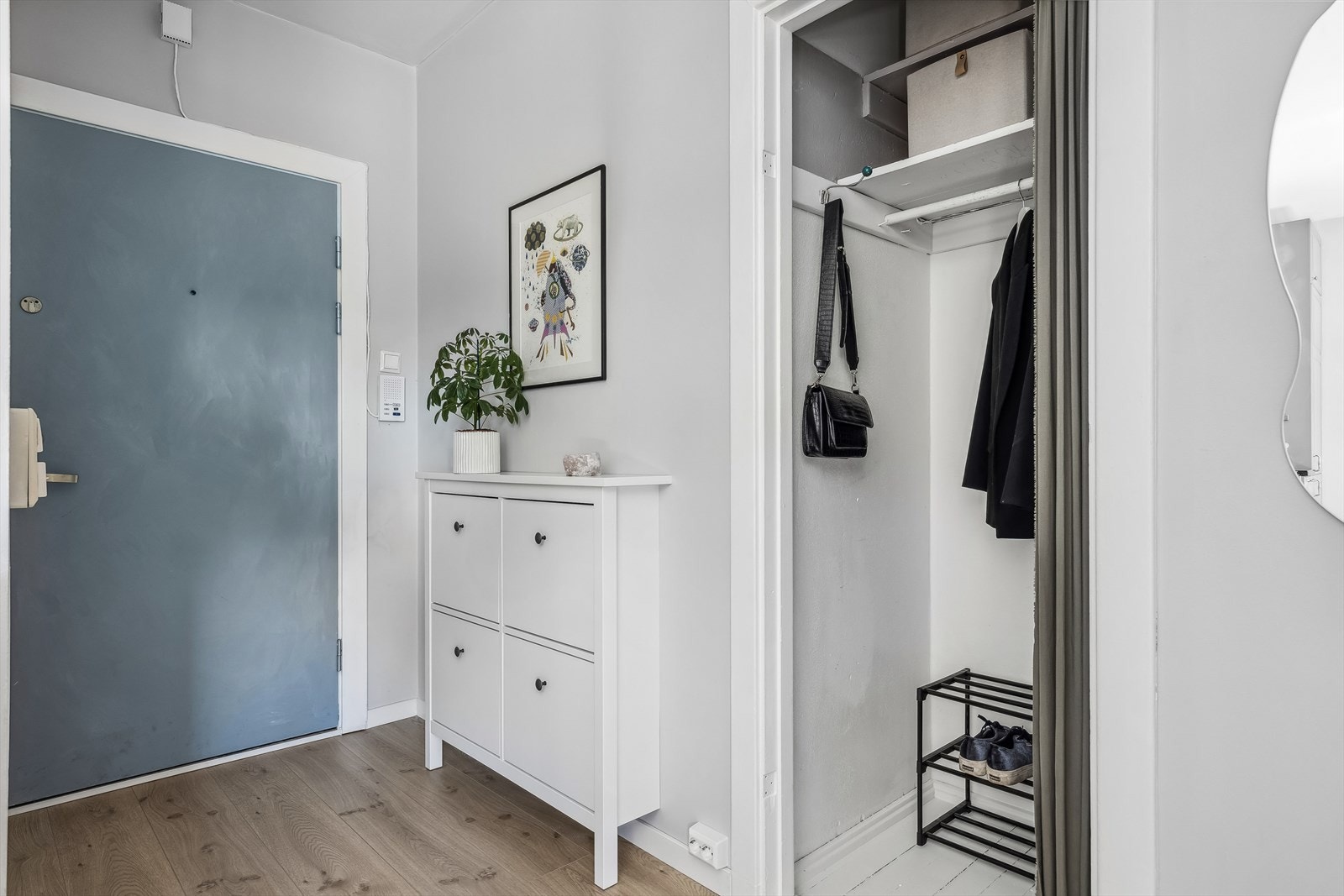 Leiligheten har et romslig inngangsparti med god plass til oppbevaring av ytterklær og sko. Galleribilde