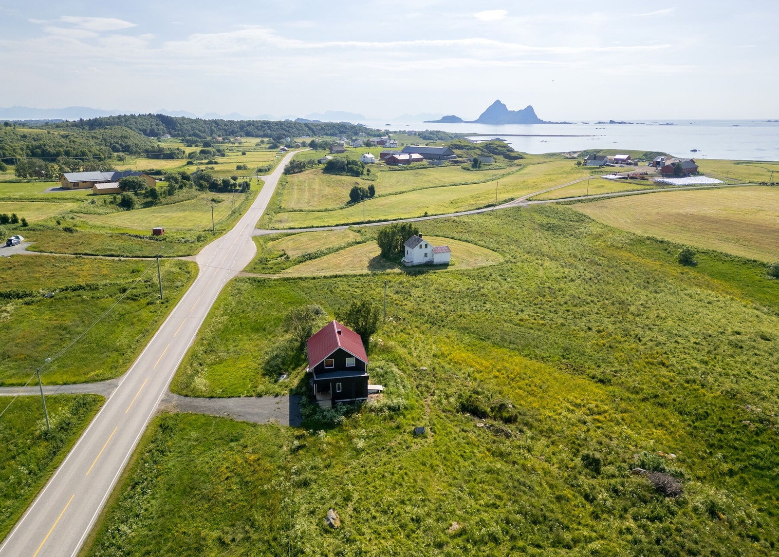 Midt i smørøye av Bø i Vesterålen som byr på vakker natur Galleribilde