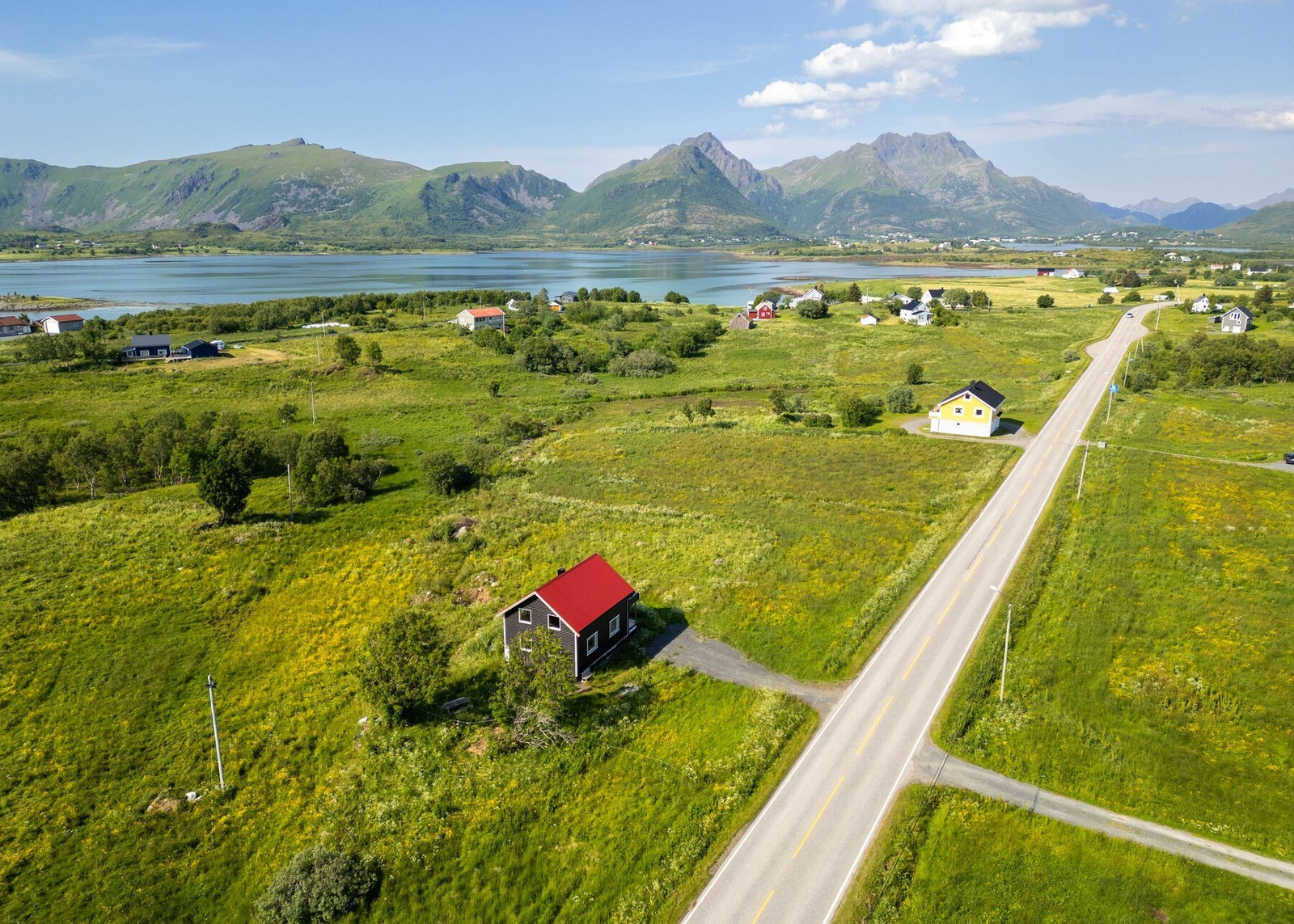 Eiendommen sett fra lufta - Det er ca. 4 km til kommunesenteret Straume - Galleribilde