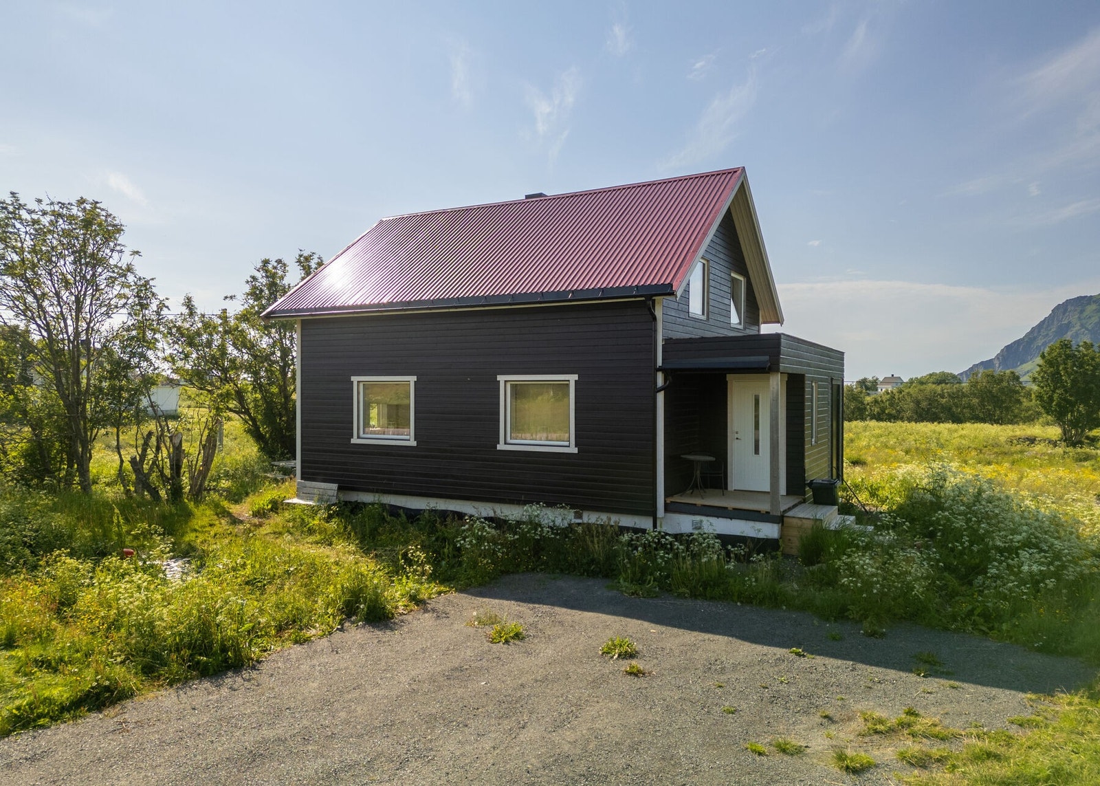 Eiendommen har stor tomt på ca. 18,8 mål fordelt på 2 teiger. Naturtomt rundt bolig, med gruset innkjørsel/gårdsplass Galleribilde