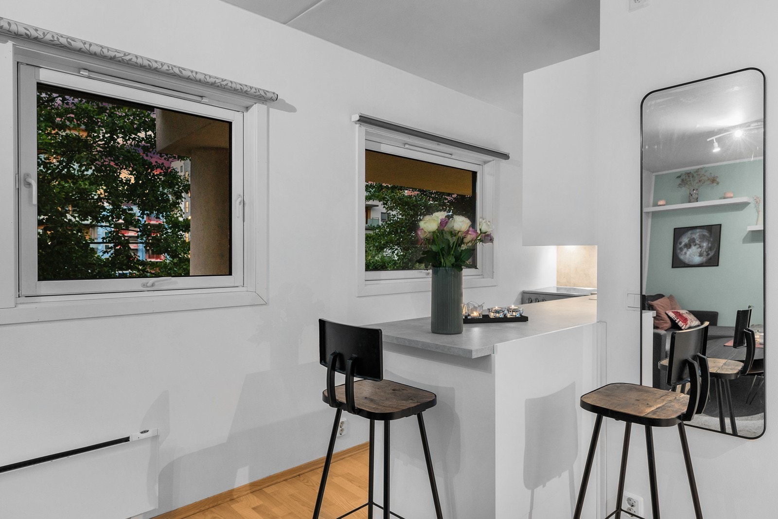 Her slippes det inn rikelig med naturlig lys fra store vindusflater Galleribilde