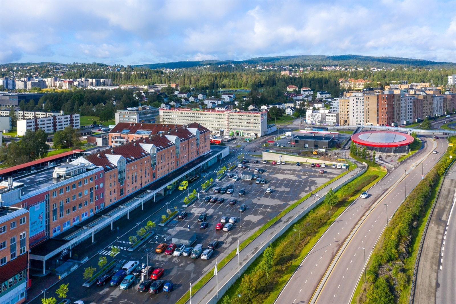 Med bil fra Lørenskog sentrum tar det ca. 5 min til Strømmen, 6 min til Lillestrøm, 12 min til Oslo S og 25 min til Oslo Lufthavn. Galleribilde