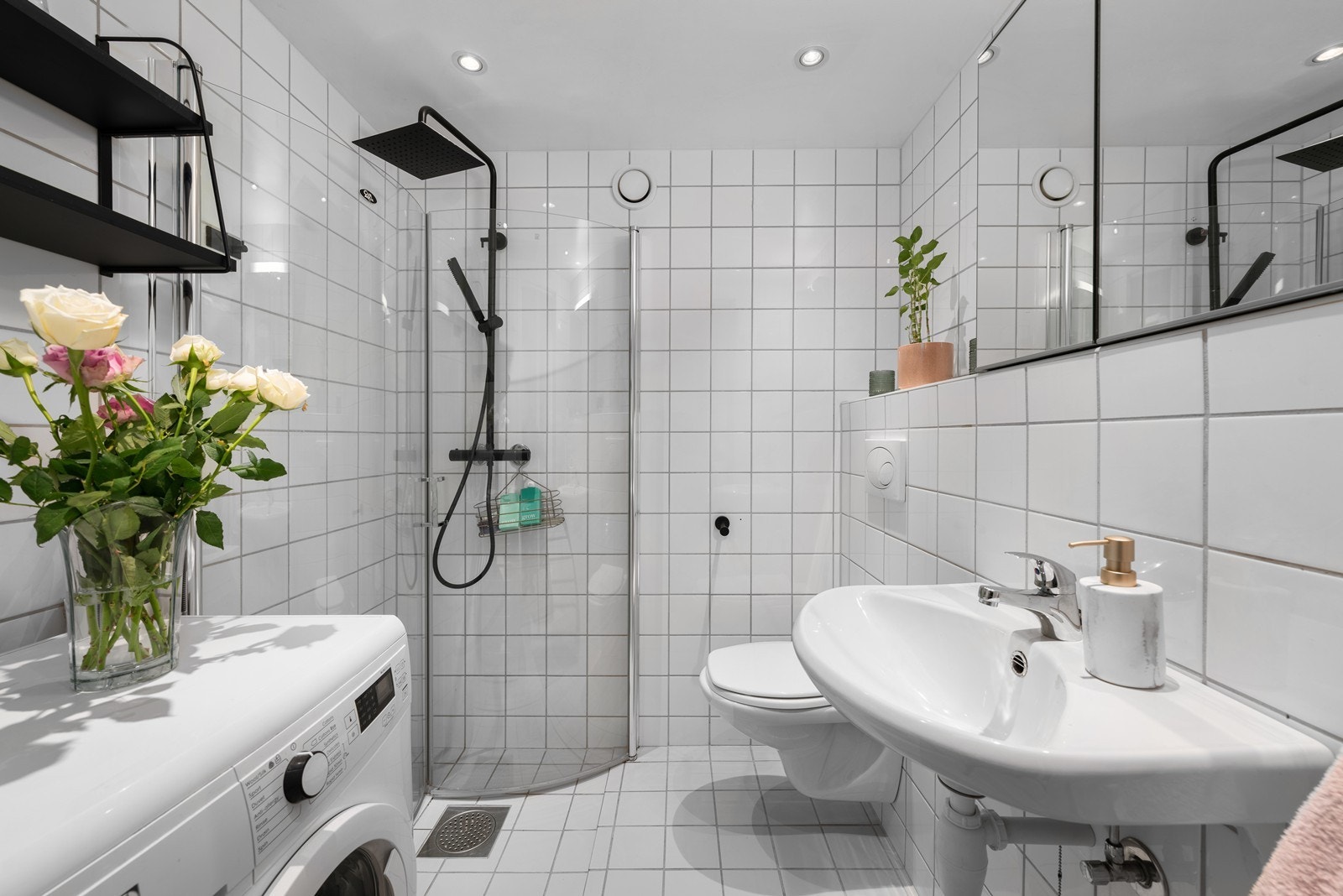 Lyst og pent flisbelagt bad med opplegg for vaskemaskin og varme i gulv Galleribilde