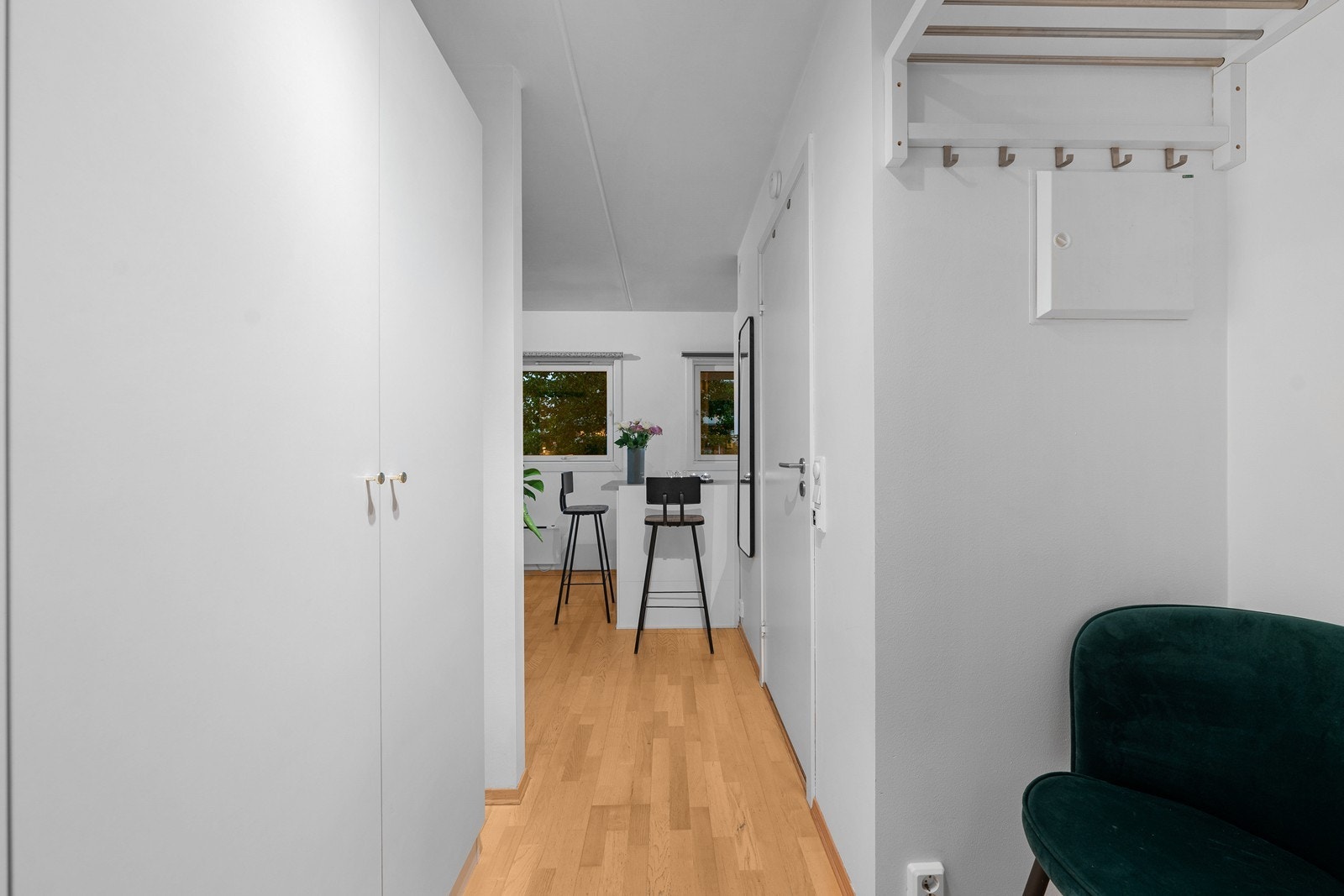 Romslig entrè med mye skapplass og oppbevaringsmuligheter Galleribilde
