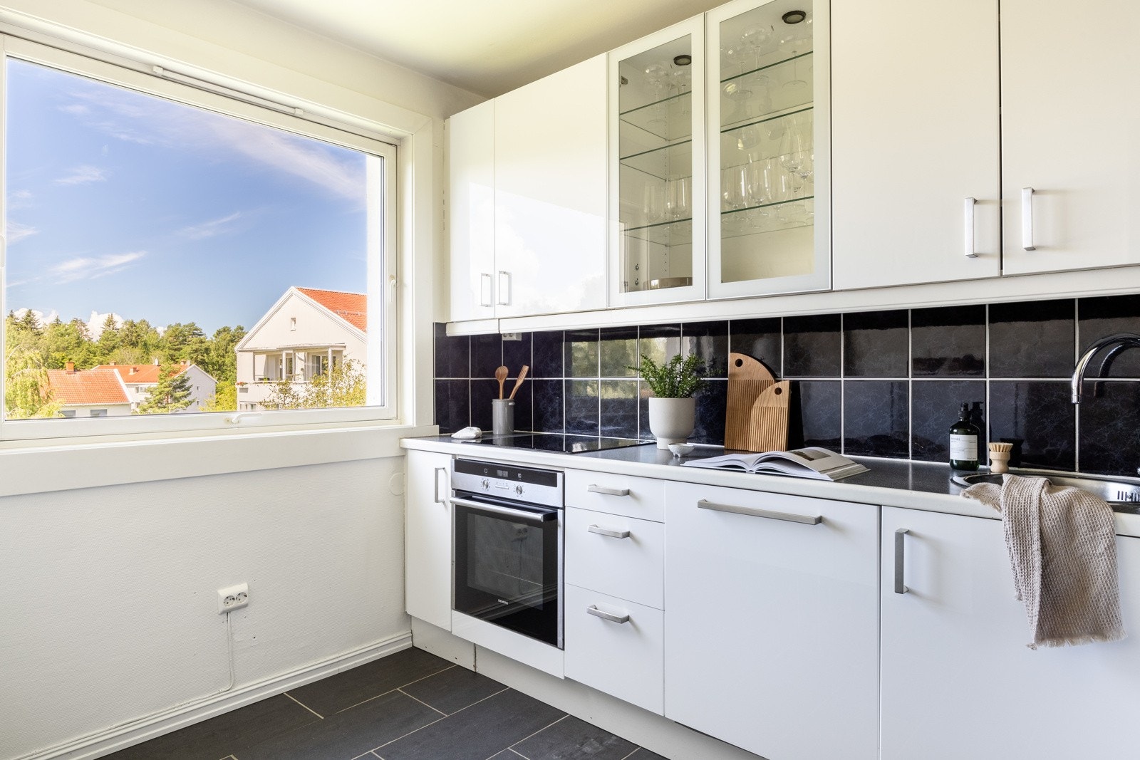 Kjøkkenet er lyst og godt vedlikeholdt fra IKEA. Galleribilde