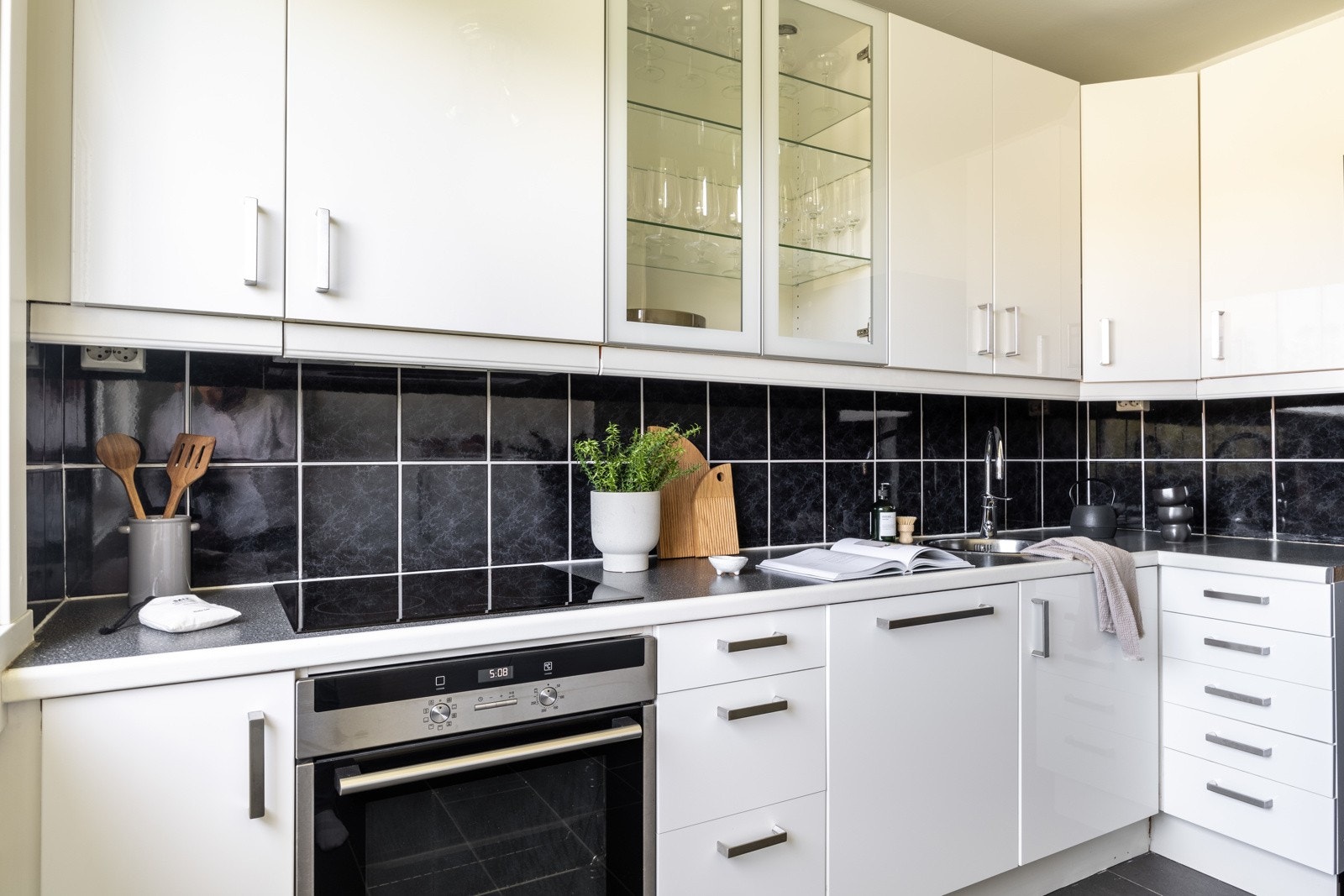 Kjøkkenet er utstyrt med integrert oppvaskmaskin, stekeovn med nedfelt induksjonstopp, og en ventilator med kullfilter. Galleribilde