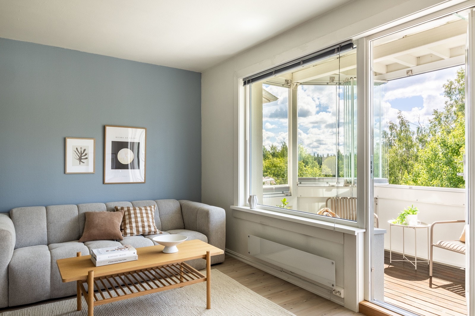 Fra stuen er det utgang til en solrik innglasset balkong på 8kvm med frodige omgivelser. Galleribilde