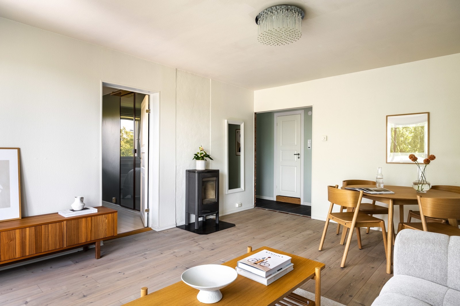 Den romslige stuen har plass til både en spisestue og en sofakrok med TV-møblement Galleribilde