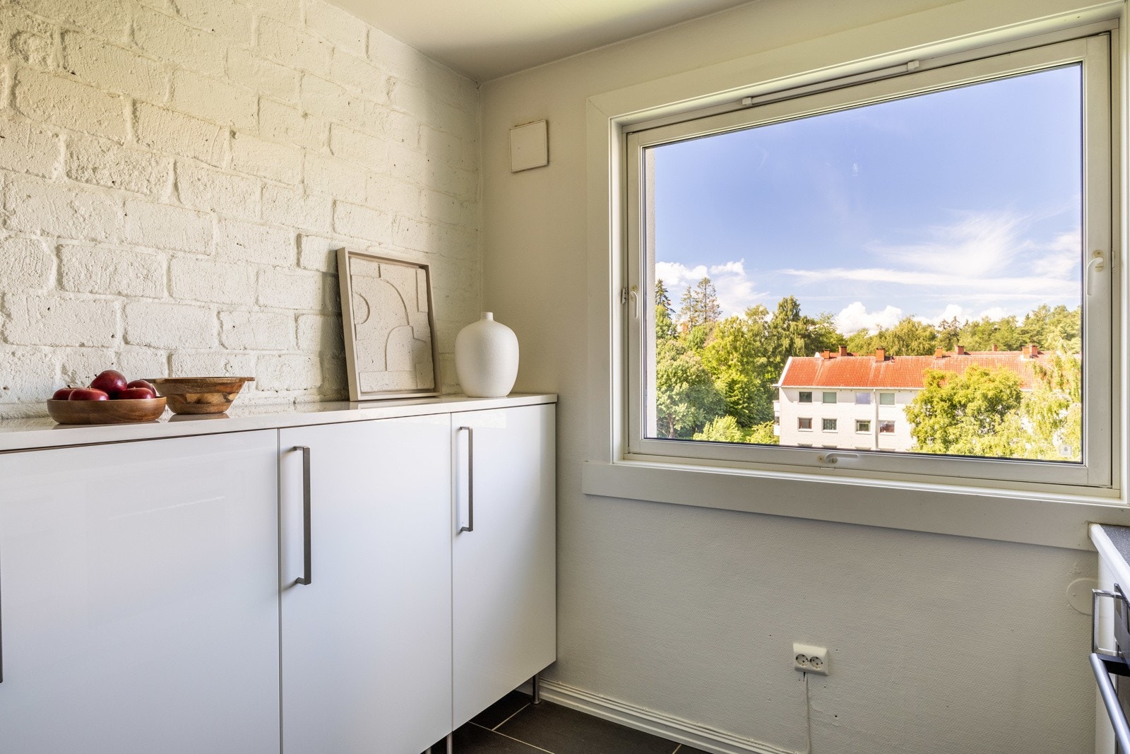 Det er godt lagringsplass og vinduet gir mye natulig lysinslipp på kjøkkenet. Galleribilde