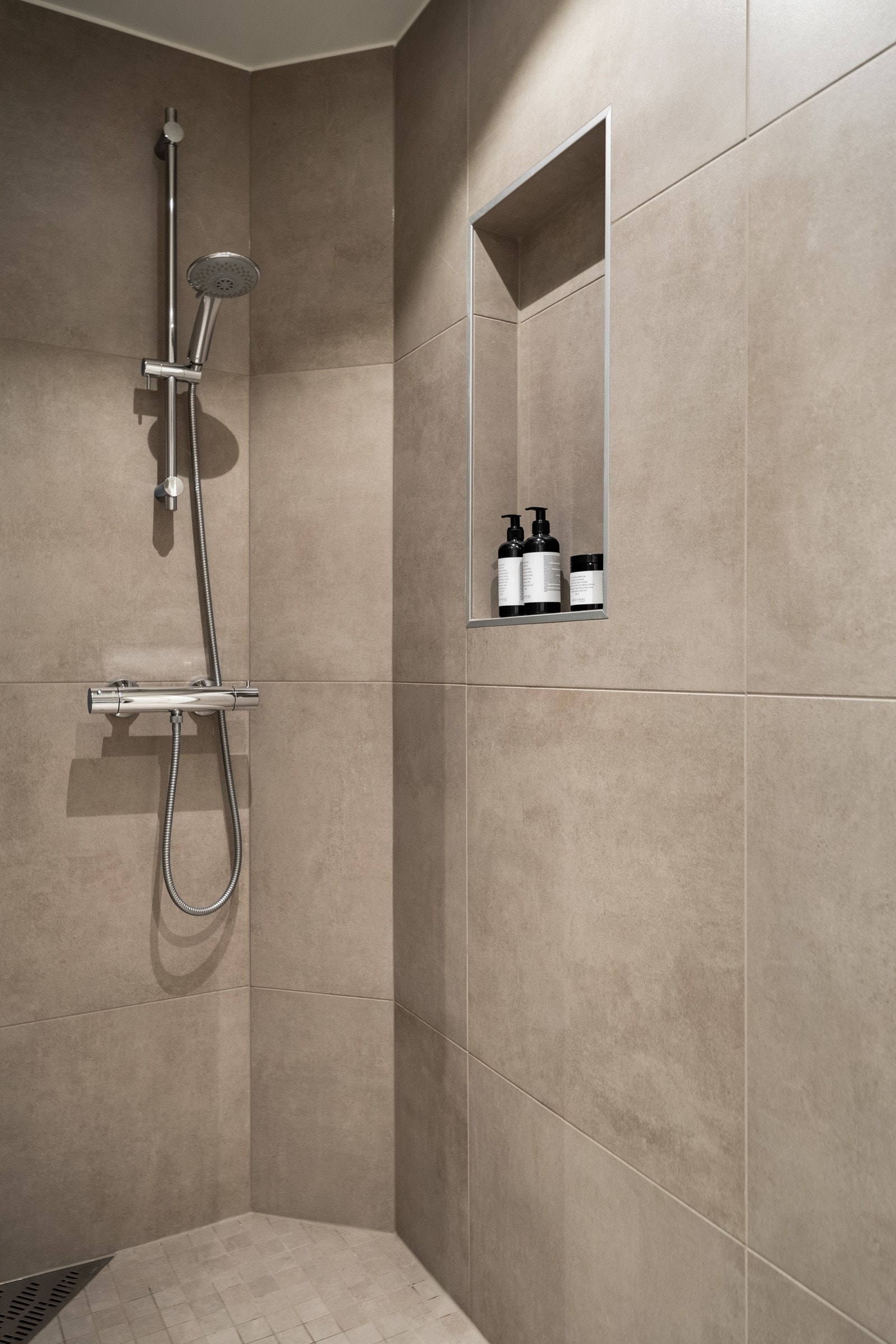 Den glattmalte himlingen med integrerte downlights gir et elegant uttrykk. Galleribilde