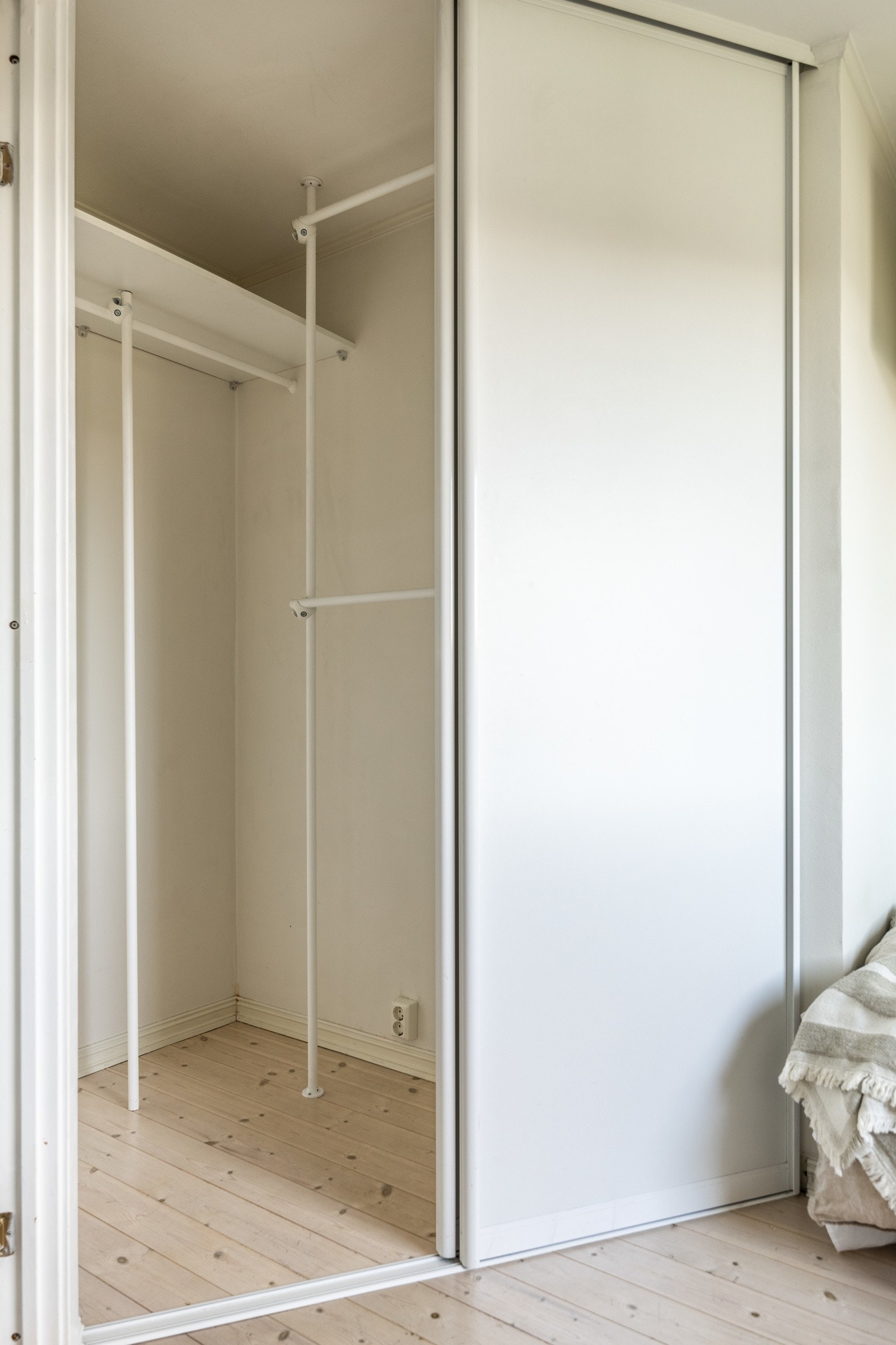 Soverom 2 har god plass til å oppbevare klær og diverse. Galleribilde