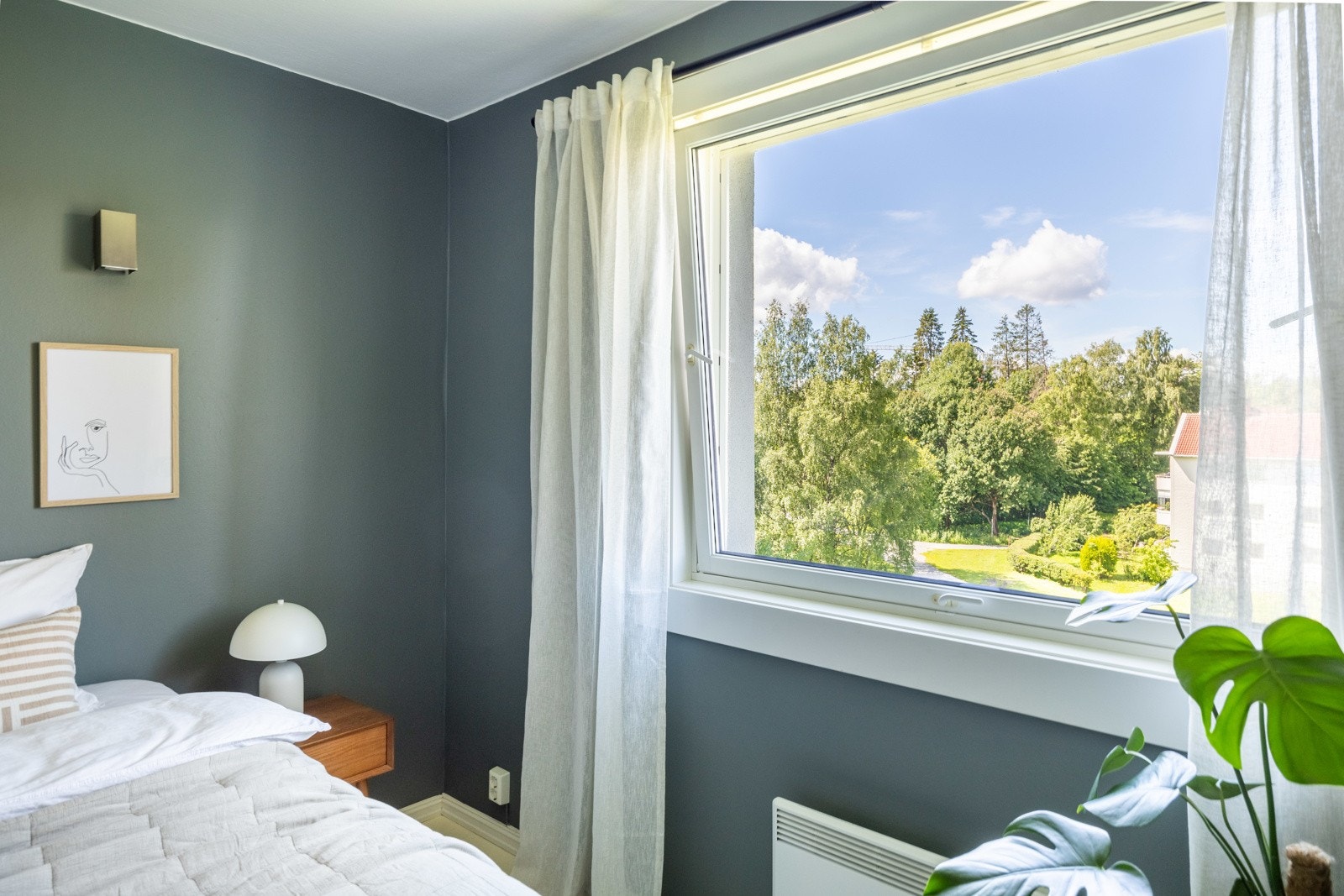 Balkongdør og vinduer med karmer av tre og to-lags glass fra 2010 og 2011. Galleribilde