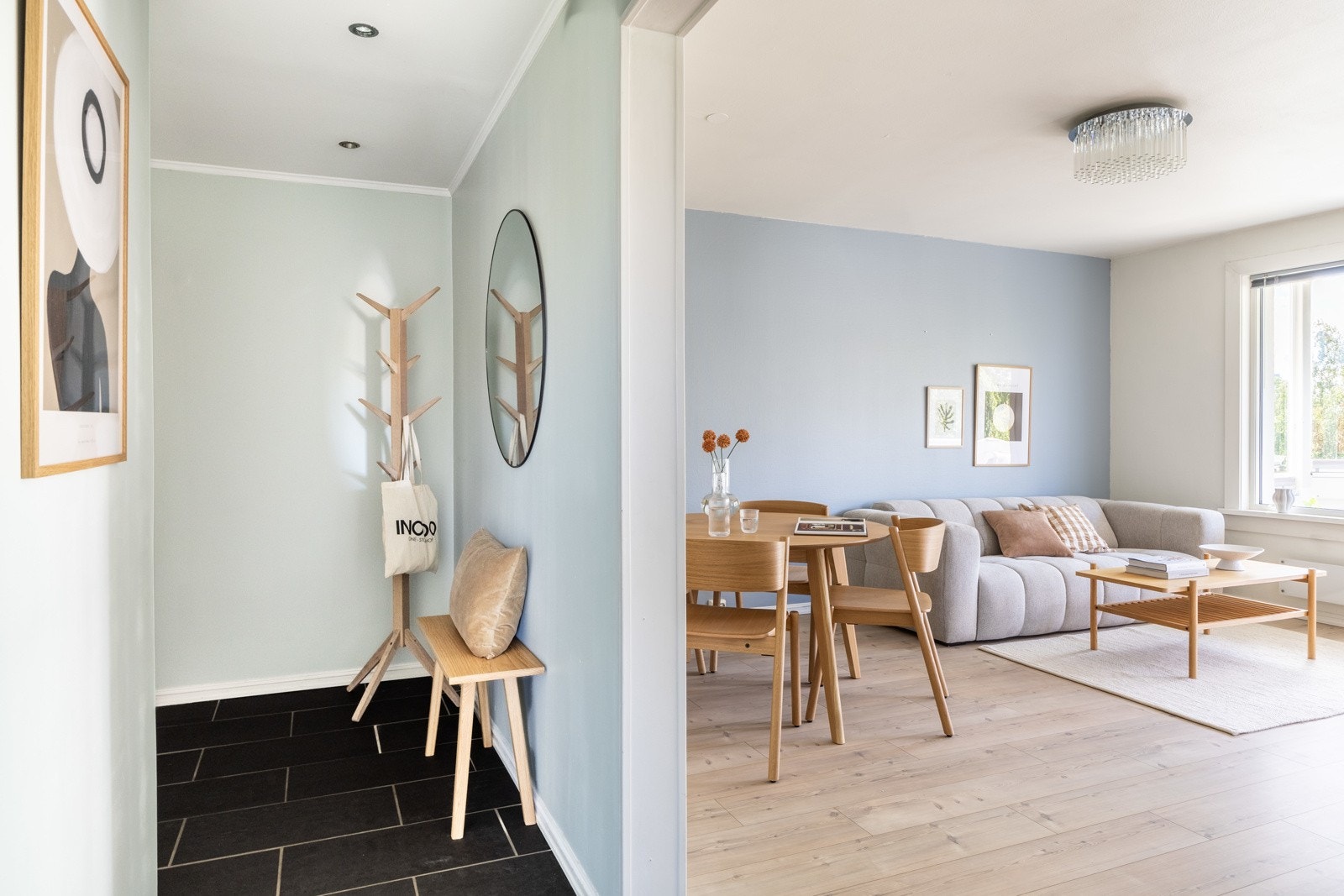 Entréen er praktisk utformet med god plass til å henge fra seg yttertøy og sette fra seg sko. Galleribilde