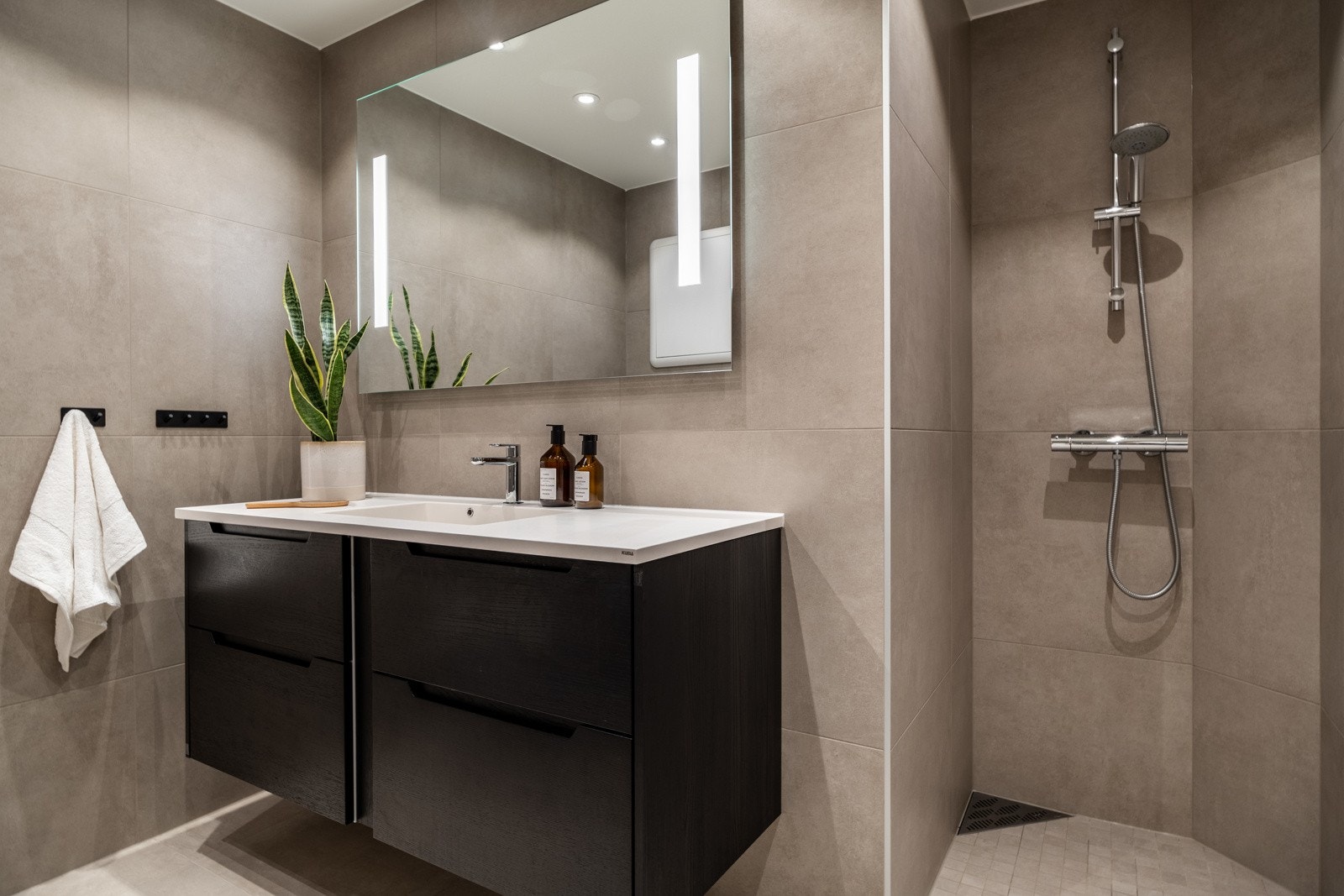 Badet er flislagt både på gulv og vegger, og har gulvvarme som gir en behagelig varme året rundt. Galleribilde