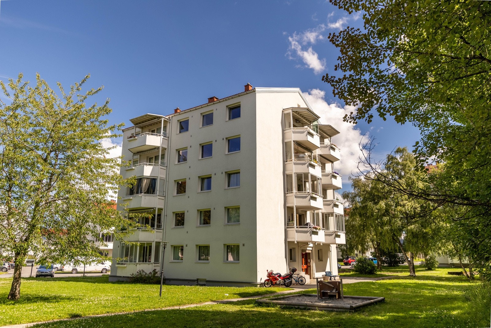 Boligblokk over fem etasjer samt kjeller og råloft. Galleribilde