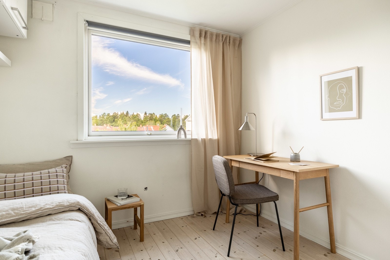 Leilighetens andre soverom egner seg godt som barnerom eller gjesterom/kontor og har en stor skyvedørsgarderobe. Galleribilde