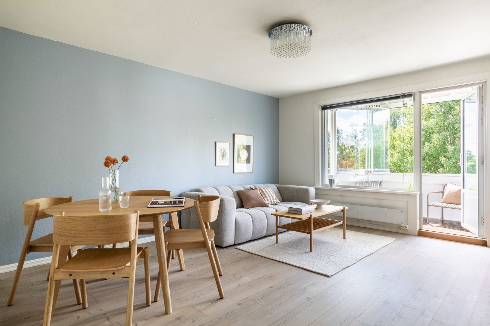 Leiligheten ligger i 5.etasje med store vindusflater som gir mye naturlig lys. Galleribilde