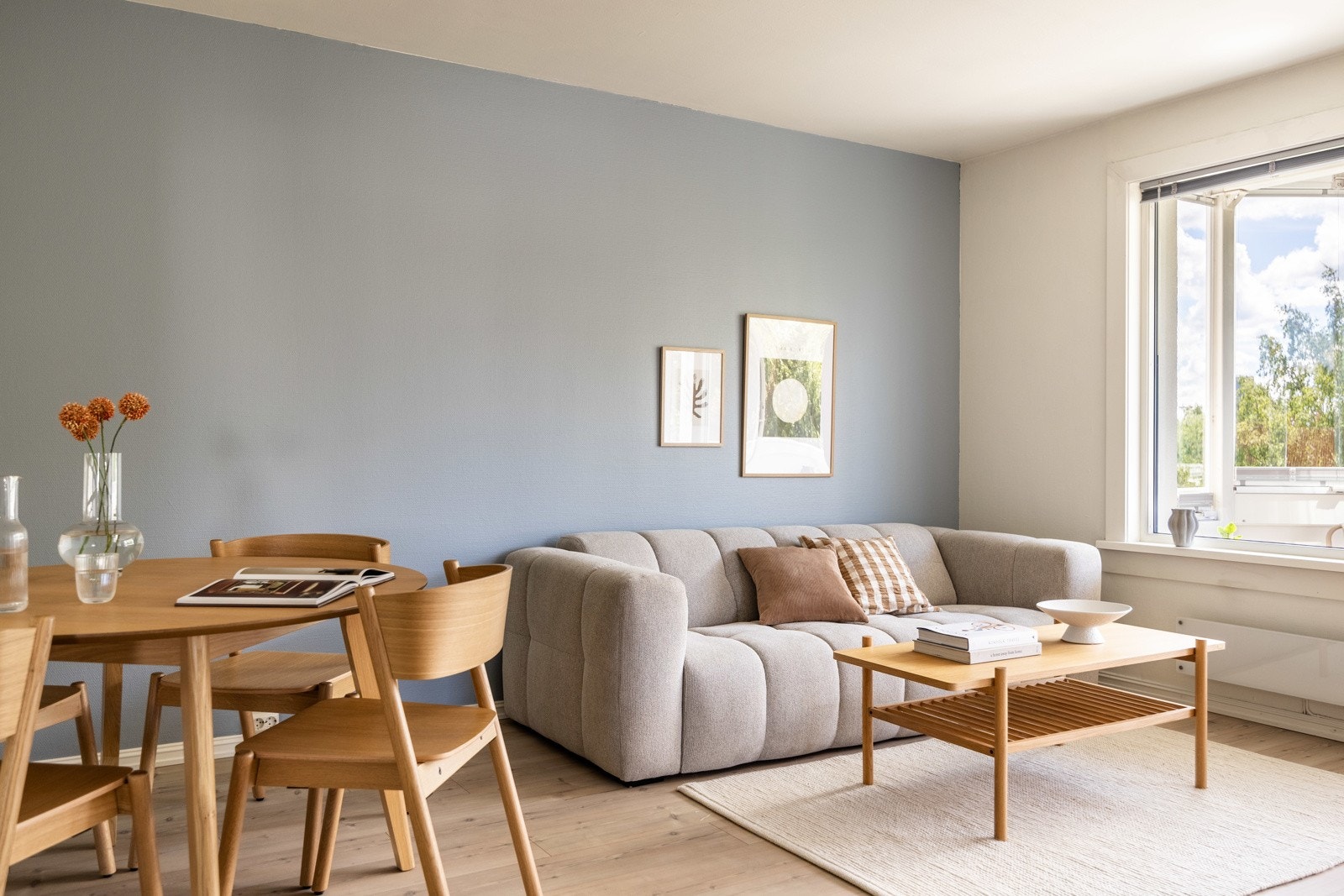 Beliggenheten er perfekt for deg som ønsker å bo i rolige og grønne omgivelser, og samtidig ønsker å kunne sette deg på T-banen og være i sentrum på ca. 20 min. Galleribilde