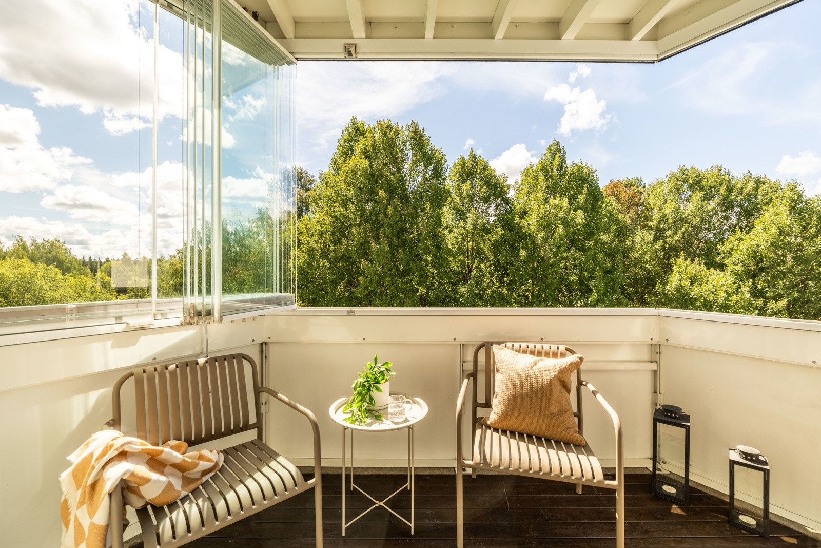 Lys og tiltalende 3-roms hjørne- og toppleilighet med solrik innglasset balkong. Galleribilde