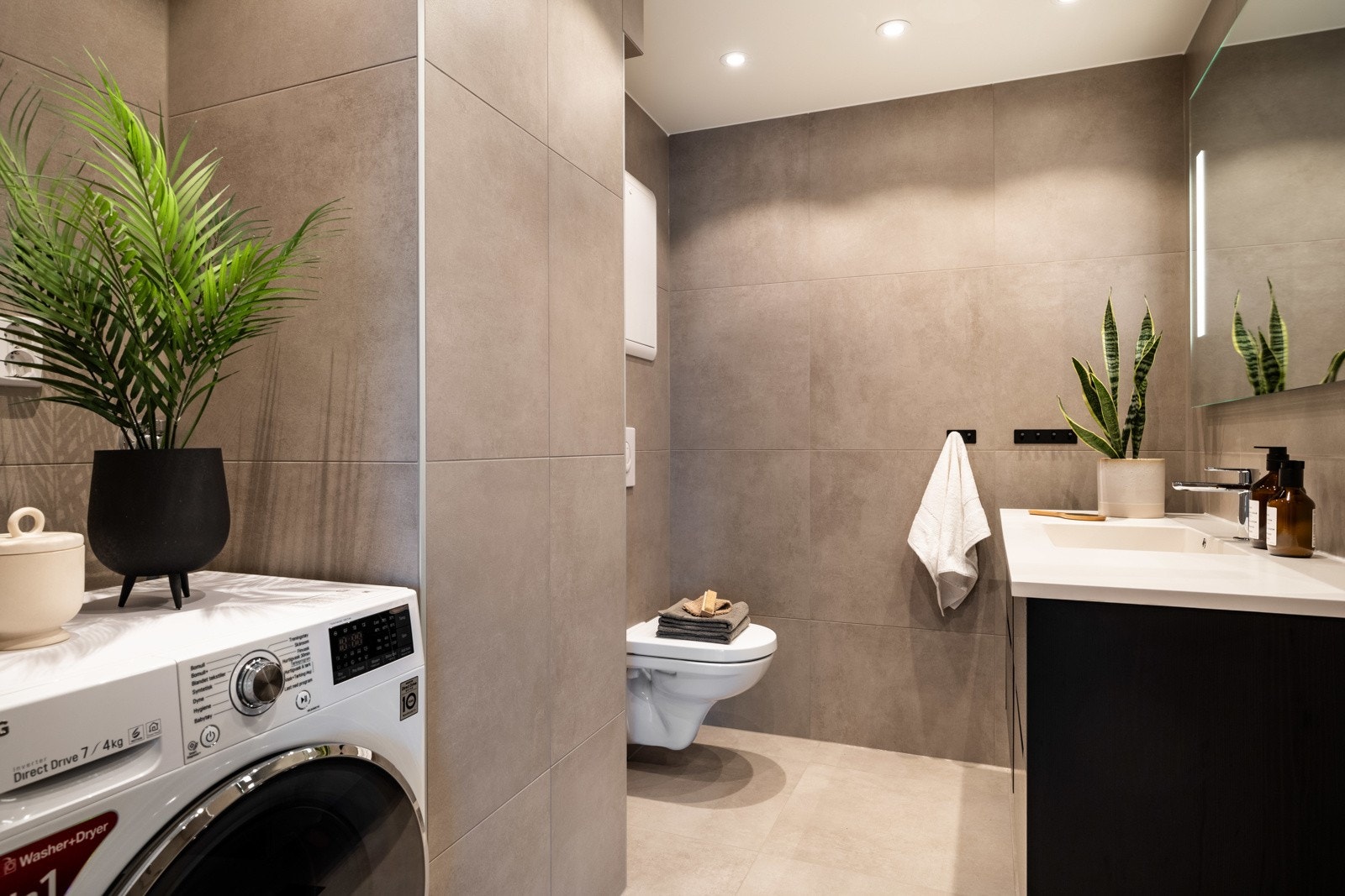 Dette moderne baderommet fra 2023 har alt du trenger for en komfortabel og stilfull hverdag. Galleribilde