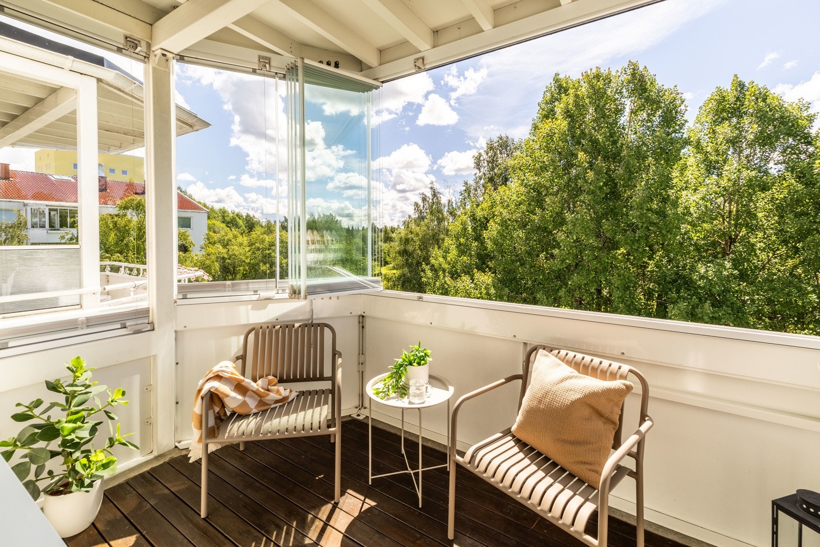 Balkongen har bærende konstruksjoner av armert betong belagt med terrassebord, noe som gir et solid og stilig preg. Galleribilde