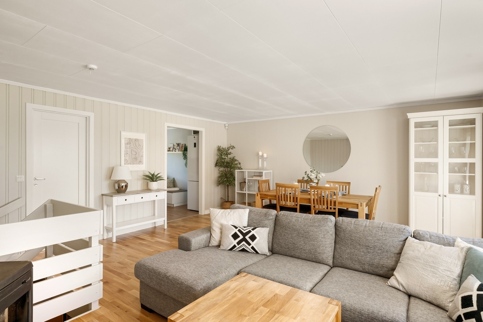 Stue med god plass til sittegruppe og spisestue. Galleribilde