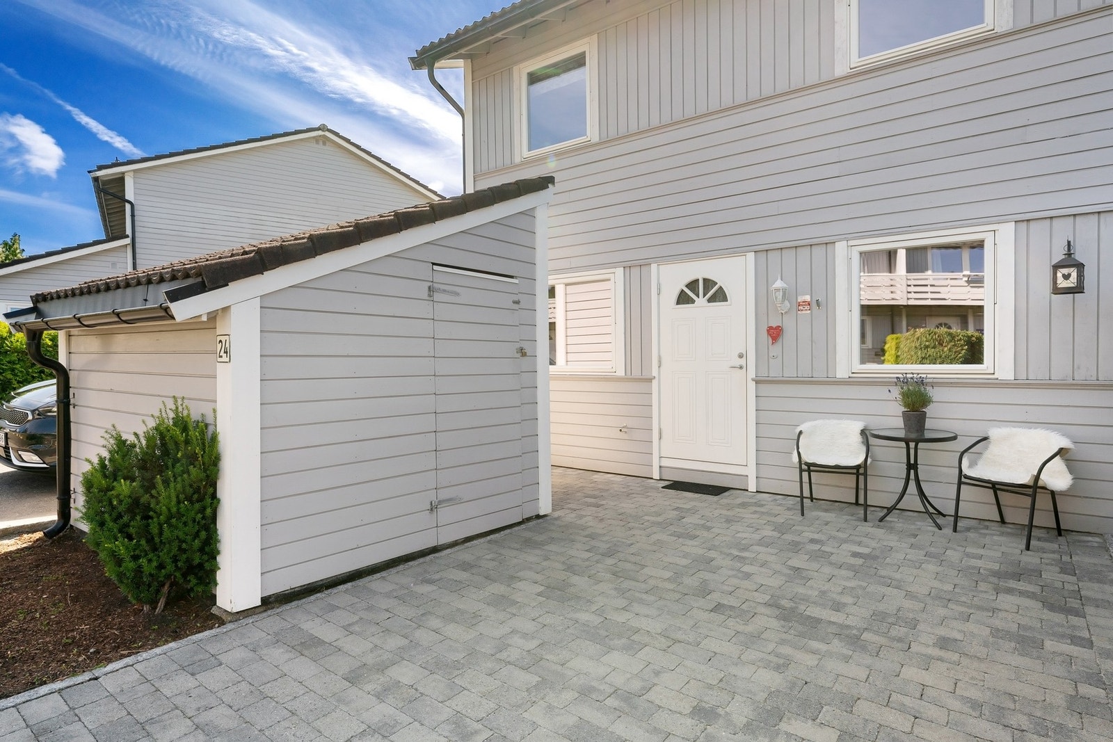 Stenlagt gårdsplass. Galleribilde