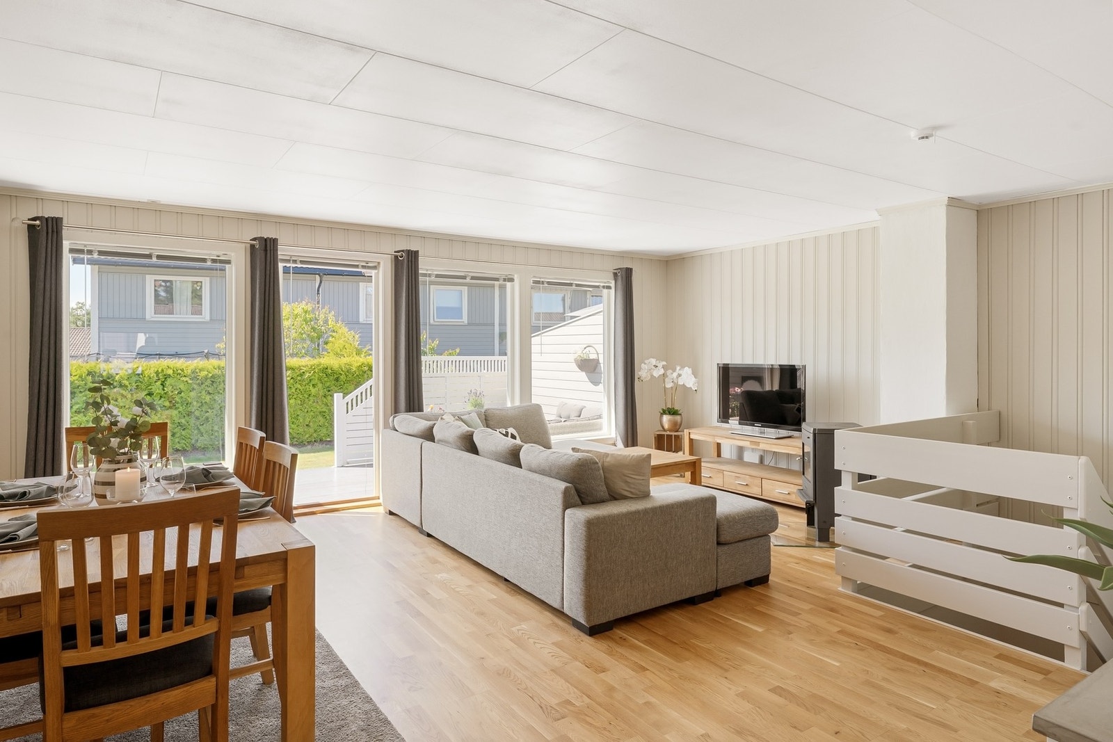 Utgang til solrik terrasse fra stuen. Galleribilde