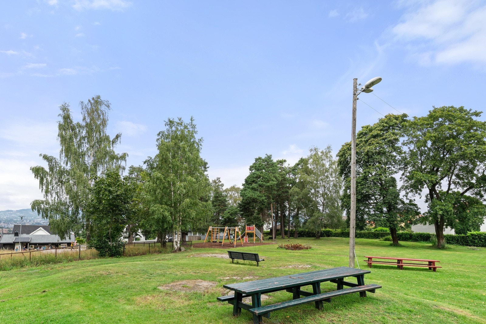 Kort gange til to store parkområder. Høyenhallparken avbildet Galleribilde