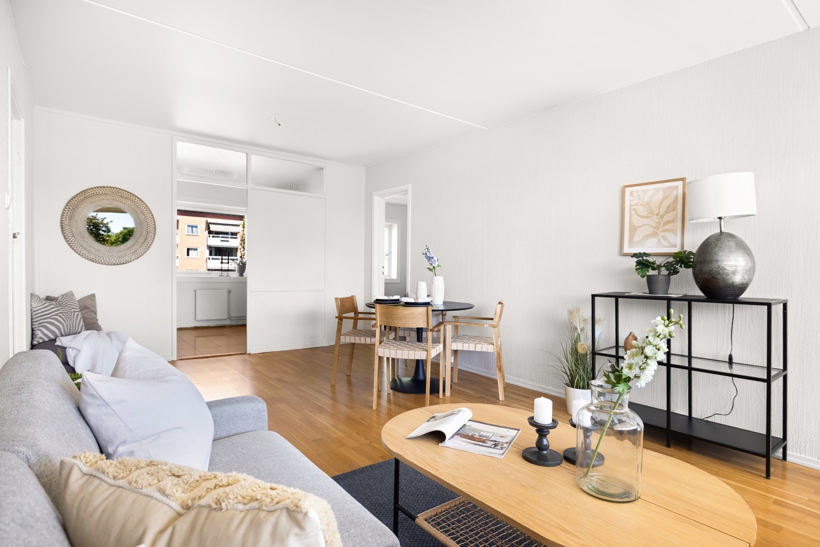 Romslig stue med god plass til sofagruppe og spisebord Galleribilde