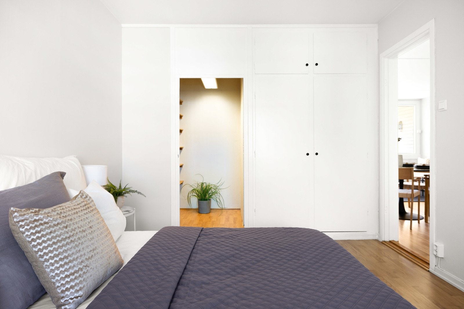 Soverom 1 har integrerte garderobeskap og walk-in closet/bod Galleribilde