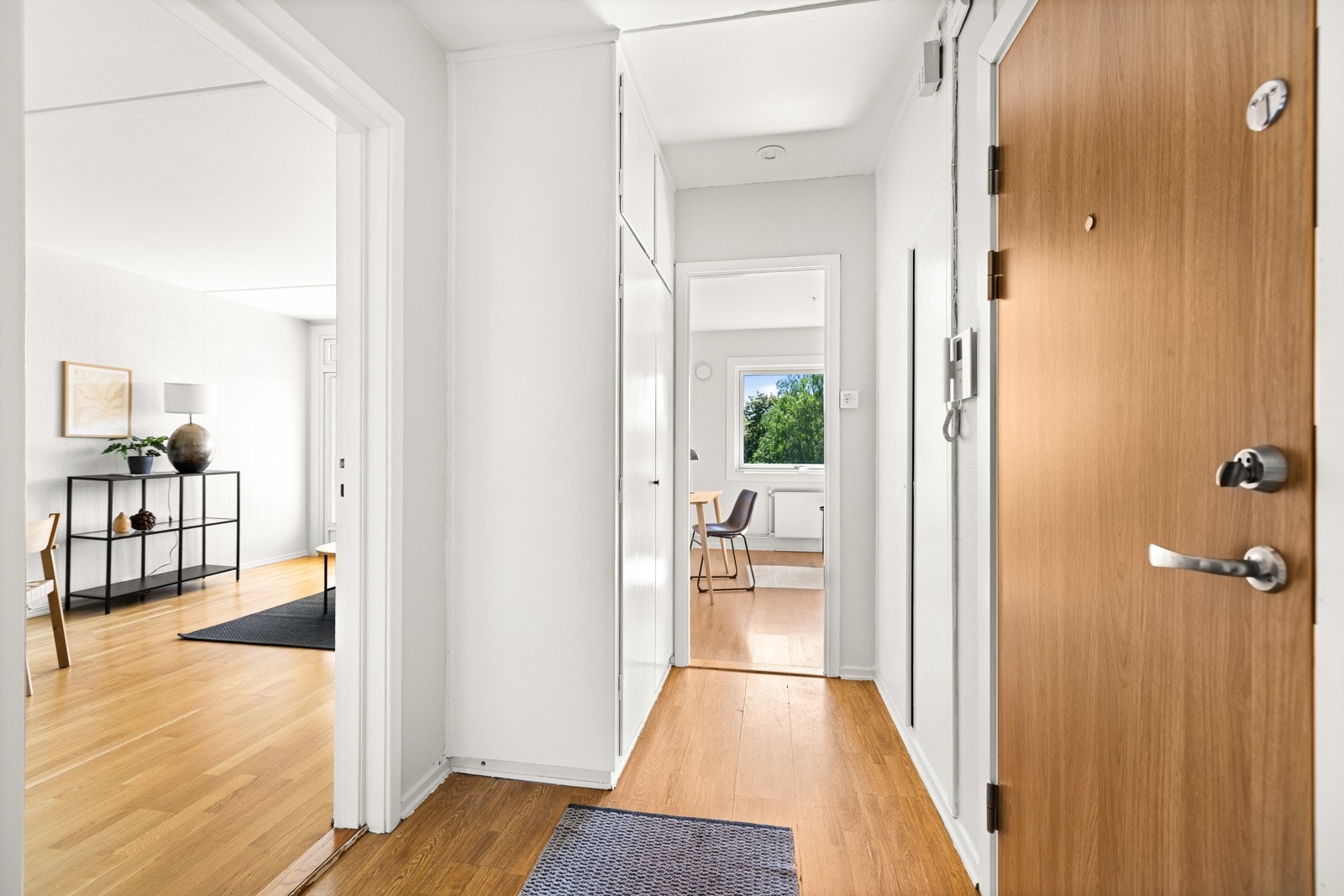 Entré med integrete garderobeskap og bod/kott Galleribilde
