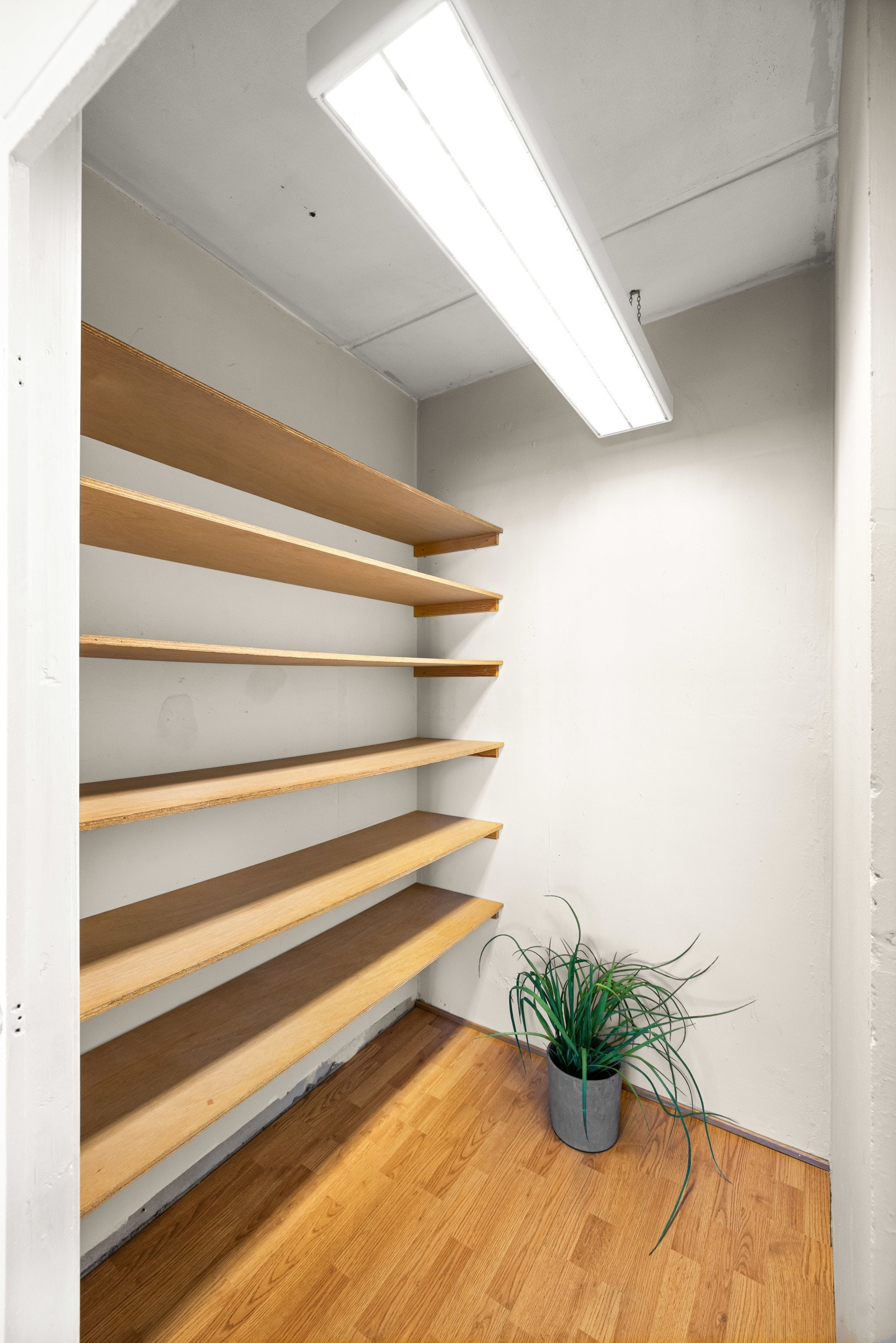 Walk-in closet/bod på soverom 1 Galleribilde