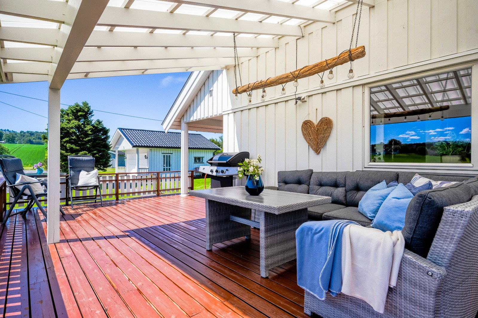 Stor terrasse med delvis overbygg. Galleribilde
