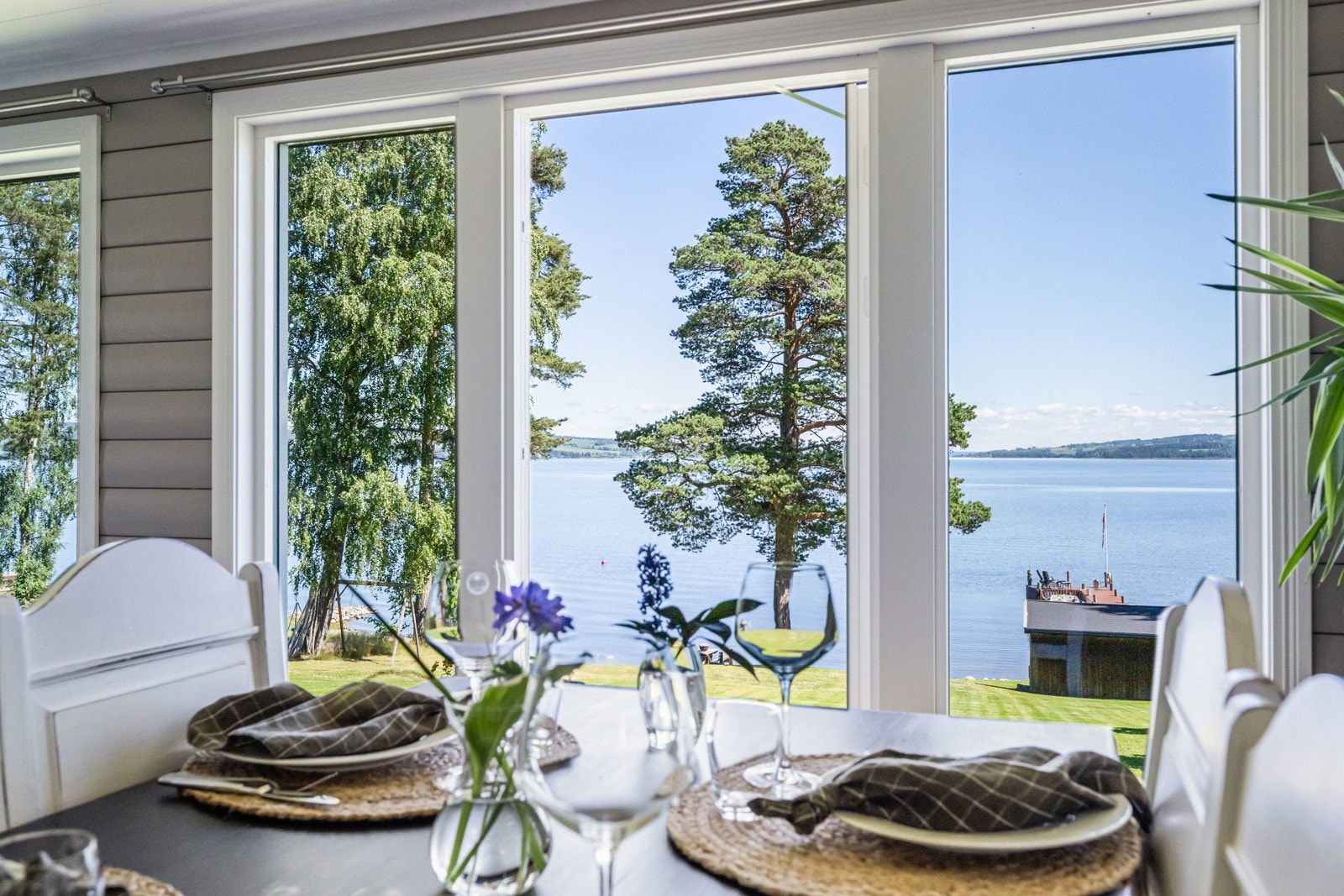 Eiendommen har en nydelig utsikt som må ses og oppleves. Galleribilde