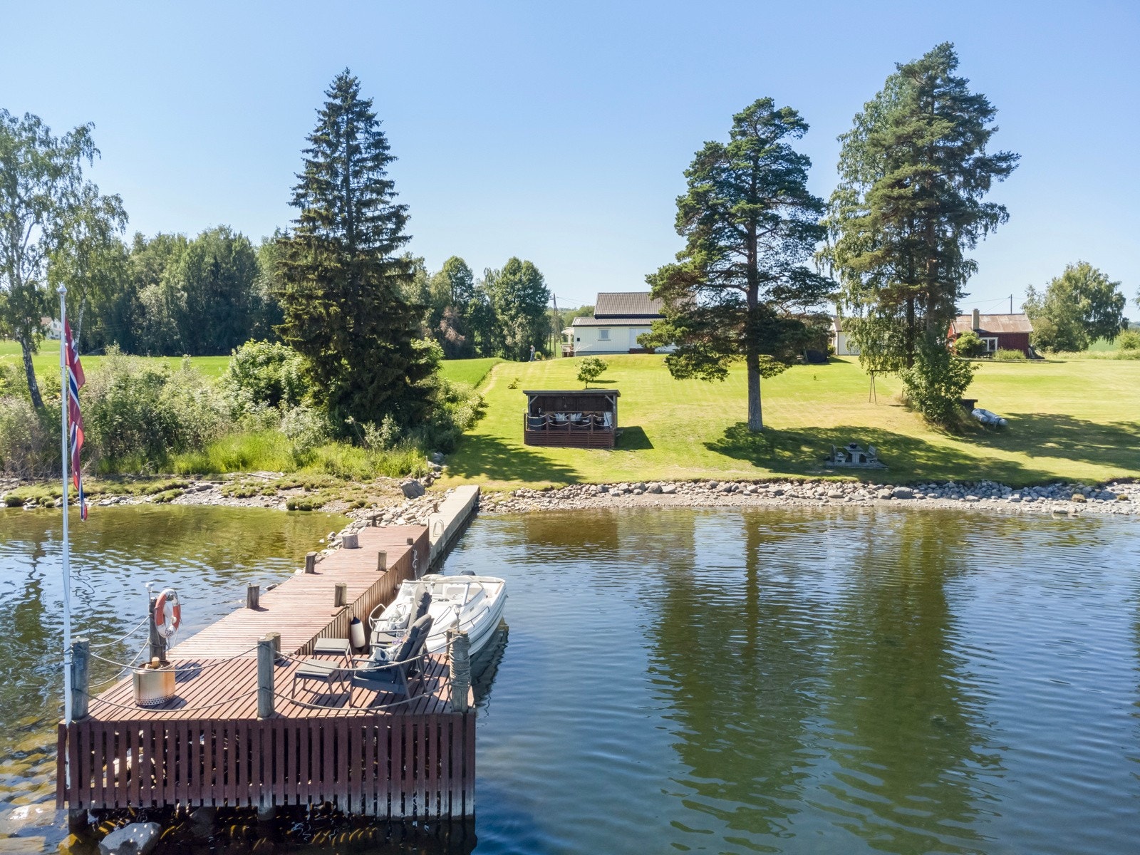 Flyttet og bygd ny brygge i 2013. Galleribilde