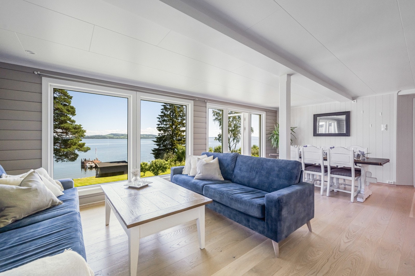 Lysmalte overflater i stuen. Galleribilde
