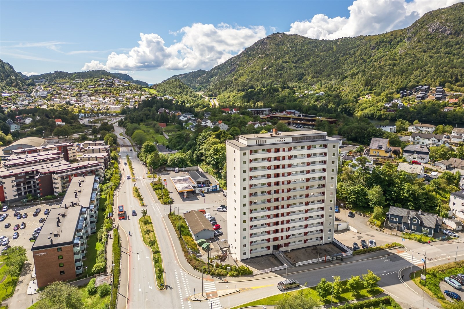 Nærområdet byr på fantastiske turområder, som Nipedalen, Kanadaskogen, Kvarven, Damsgårdsfjellet, Lyderhorn og mye mer! Galleribilde