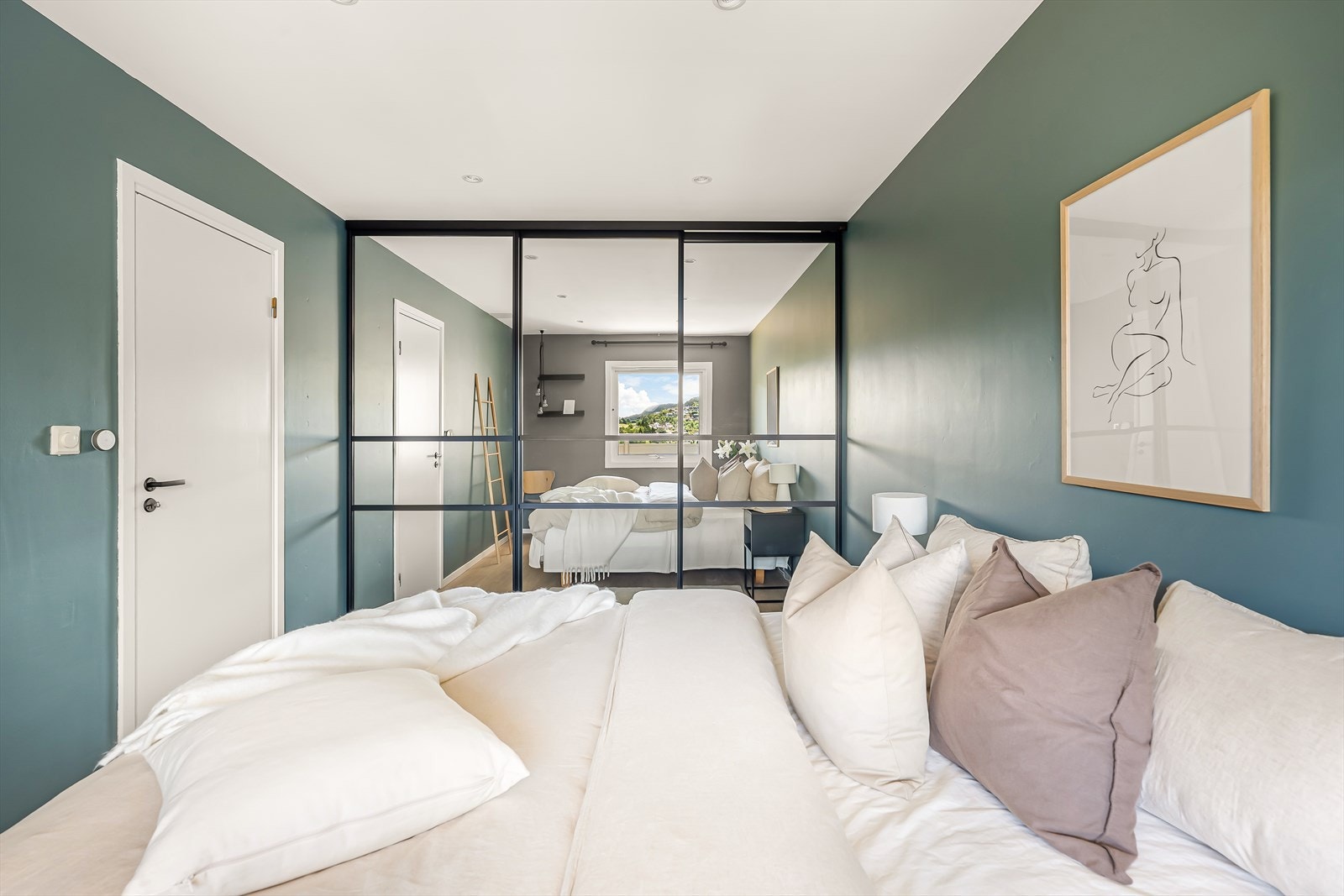 Her er det lagt inn spotter i tak, satt inn en generøs garderobe, og helt nye overflater i hele rommet. Galleribilde