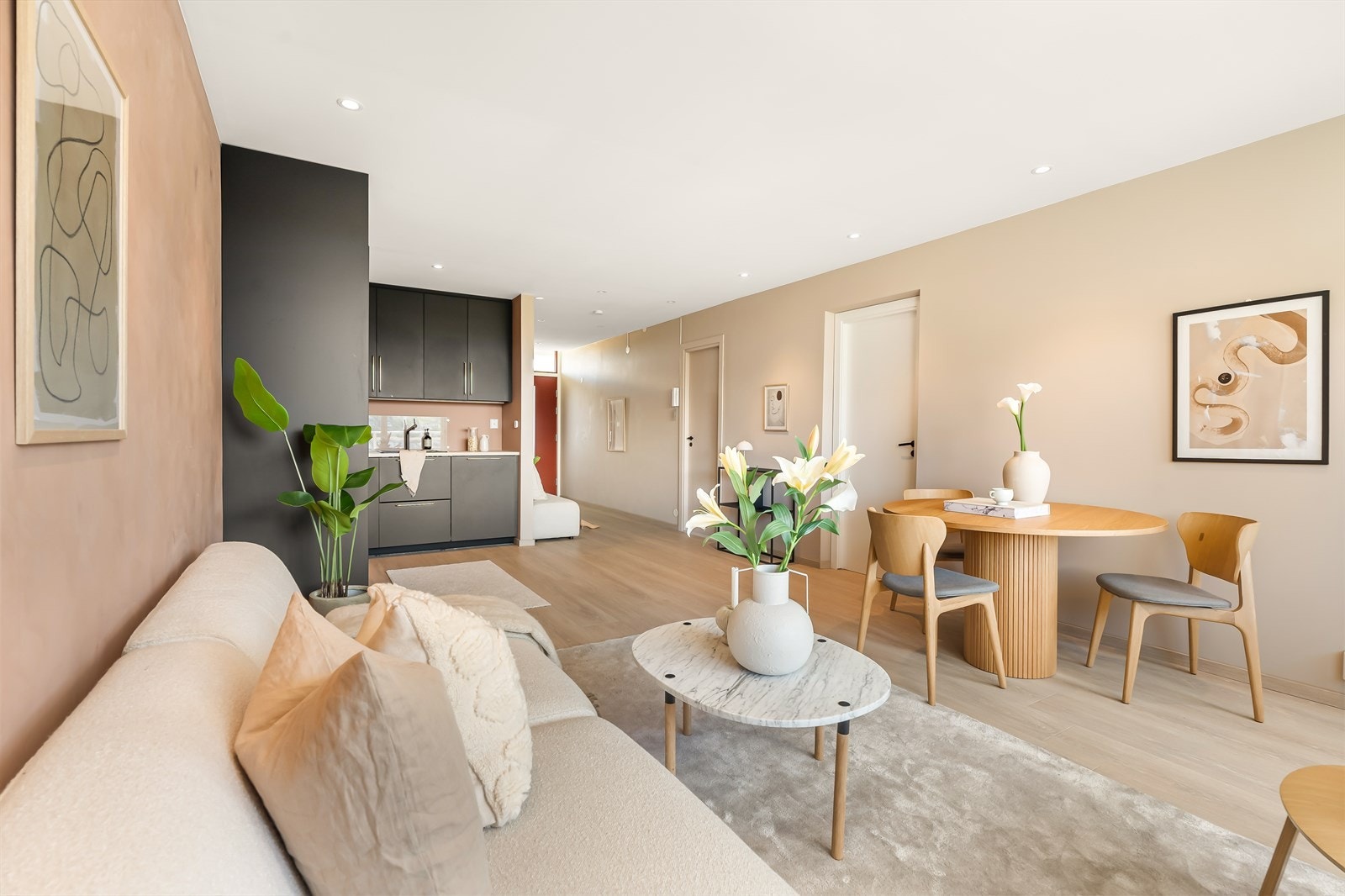 Det er også åpnet opp mellom stue og gang, som gir gjennomgående lys i leiligheten. Galleribilde