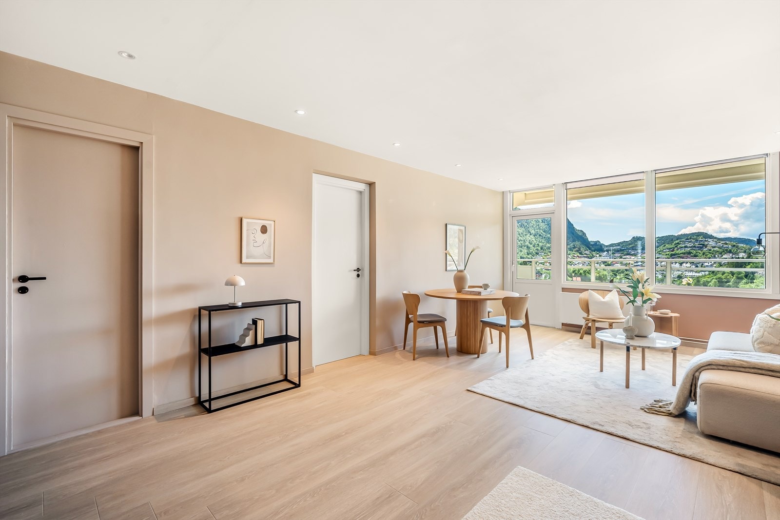 Hele leiligheten har et delikat og moderne fargepalett. Galleribilde