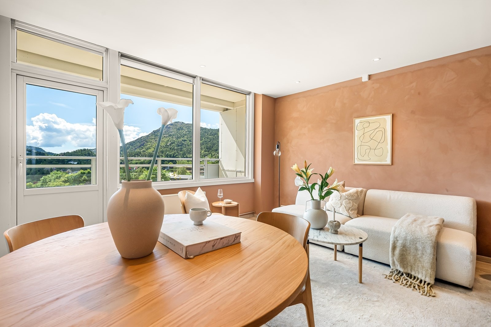 Leiligheten er også pusset opp i perioden 2019-2023, og har fått nytt terrassedekke i 2024. Galleribilde