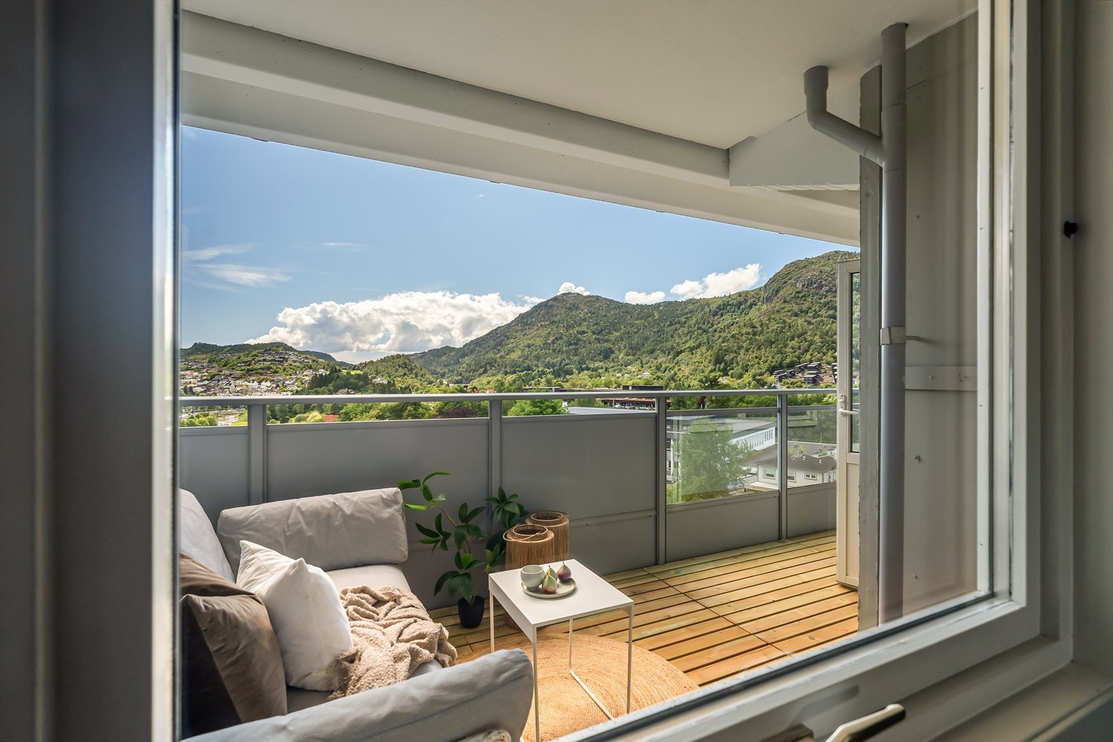 Her kan man sette seg rett ut å nyte morgenkaffen! Galleribilde