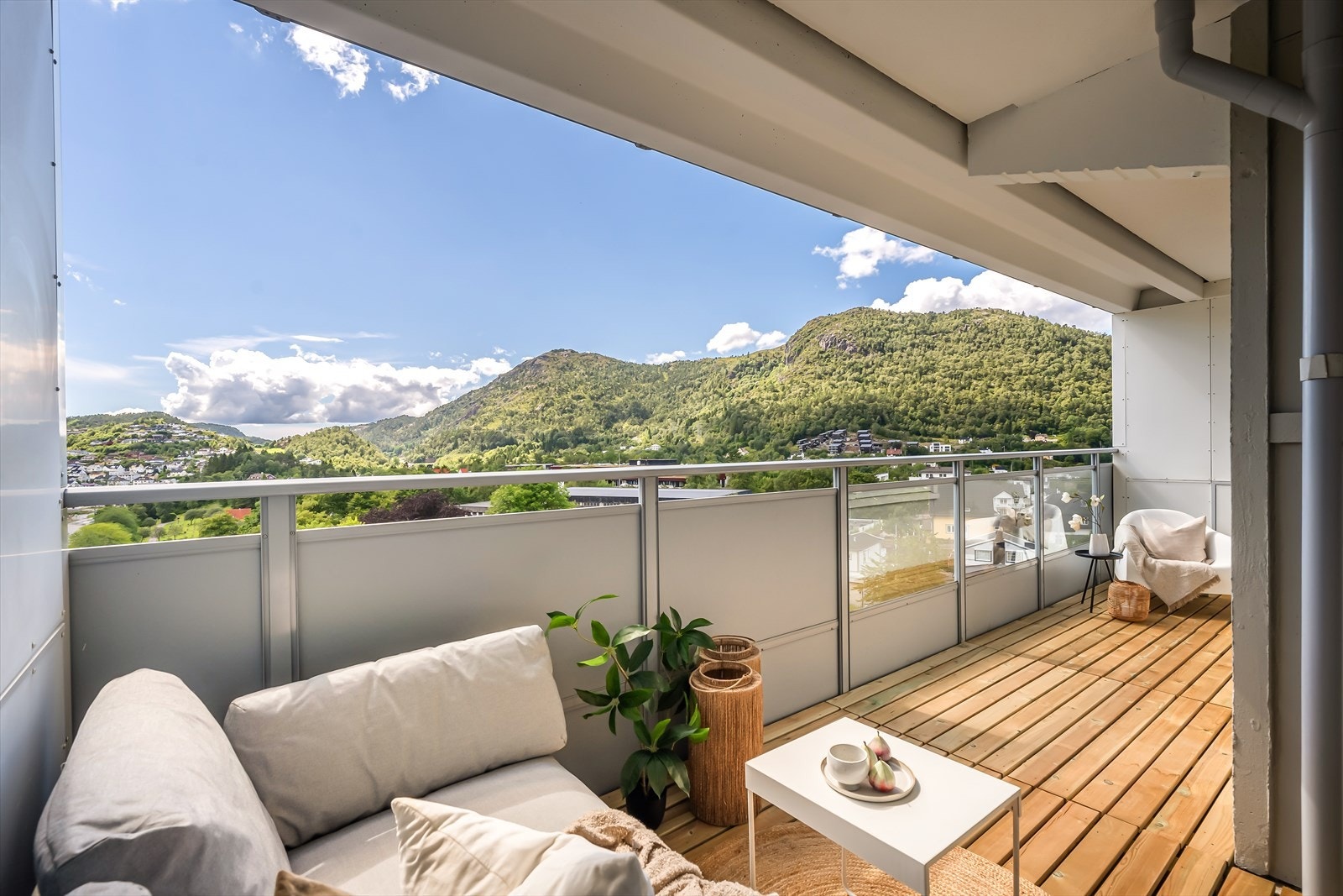 Her har man god plass til utemøbler, og et perfekt sted å invitere venner. Galleribilde