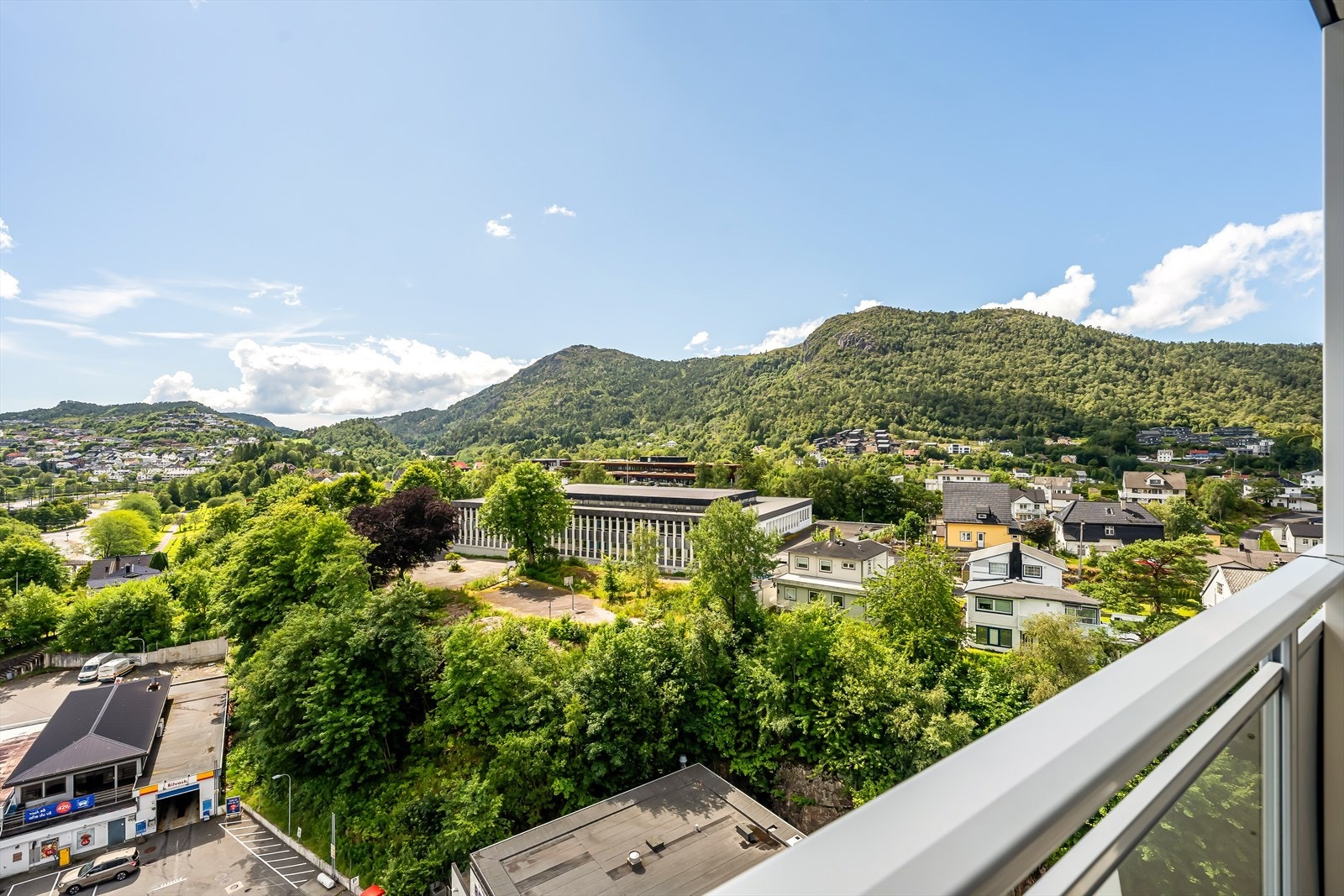 Man ser ut på både Lyderhorn, Ørnefjellet og Damsgårdsfjellet. Galleribilde