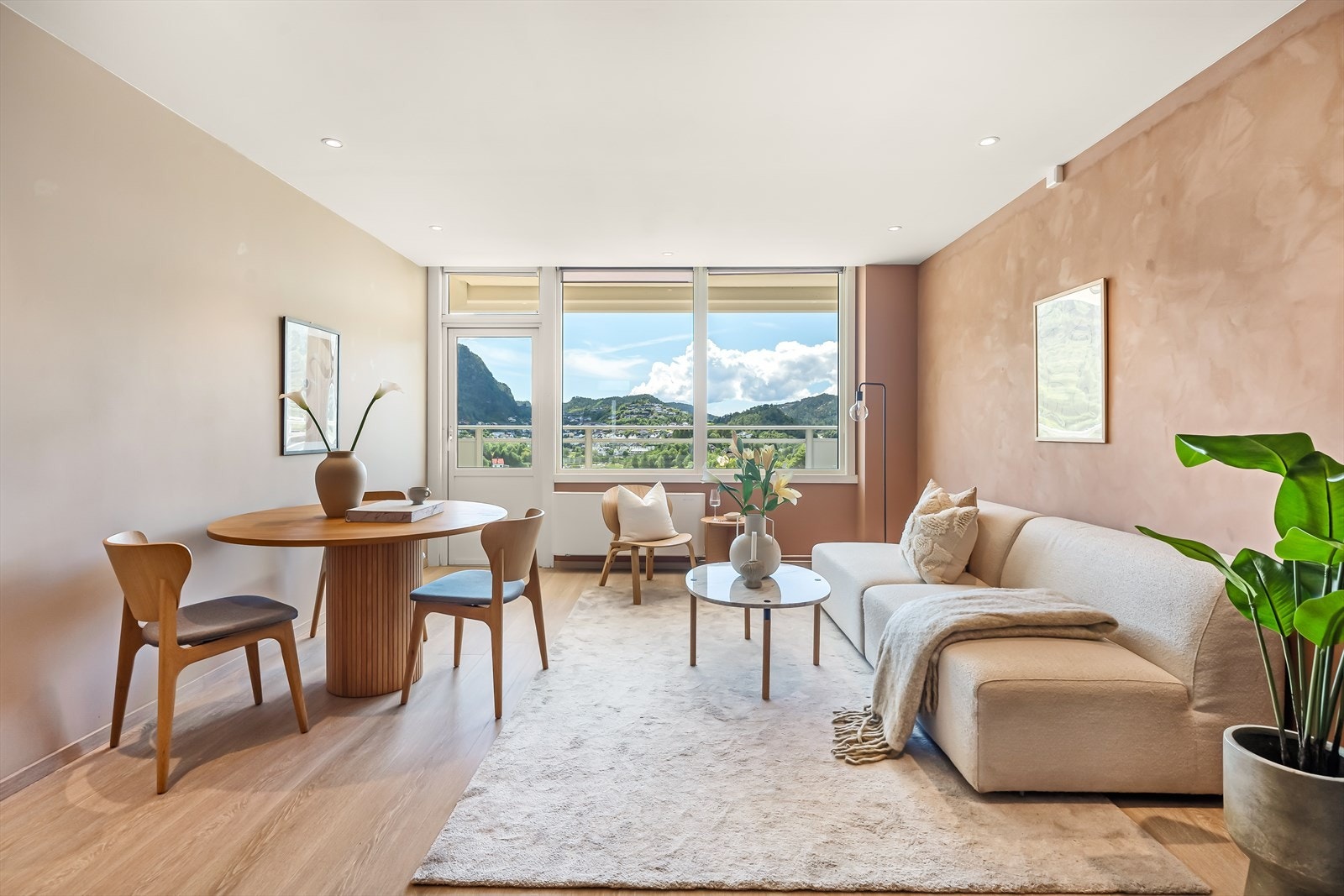 Leiligheten ligger i byggets 12. etasje, og har fantastiske sol- og utsiktsforhold. Galleribilde